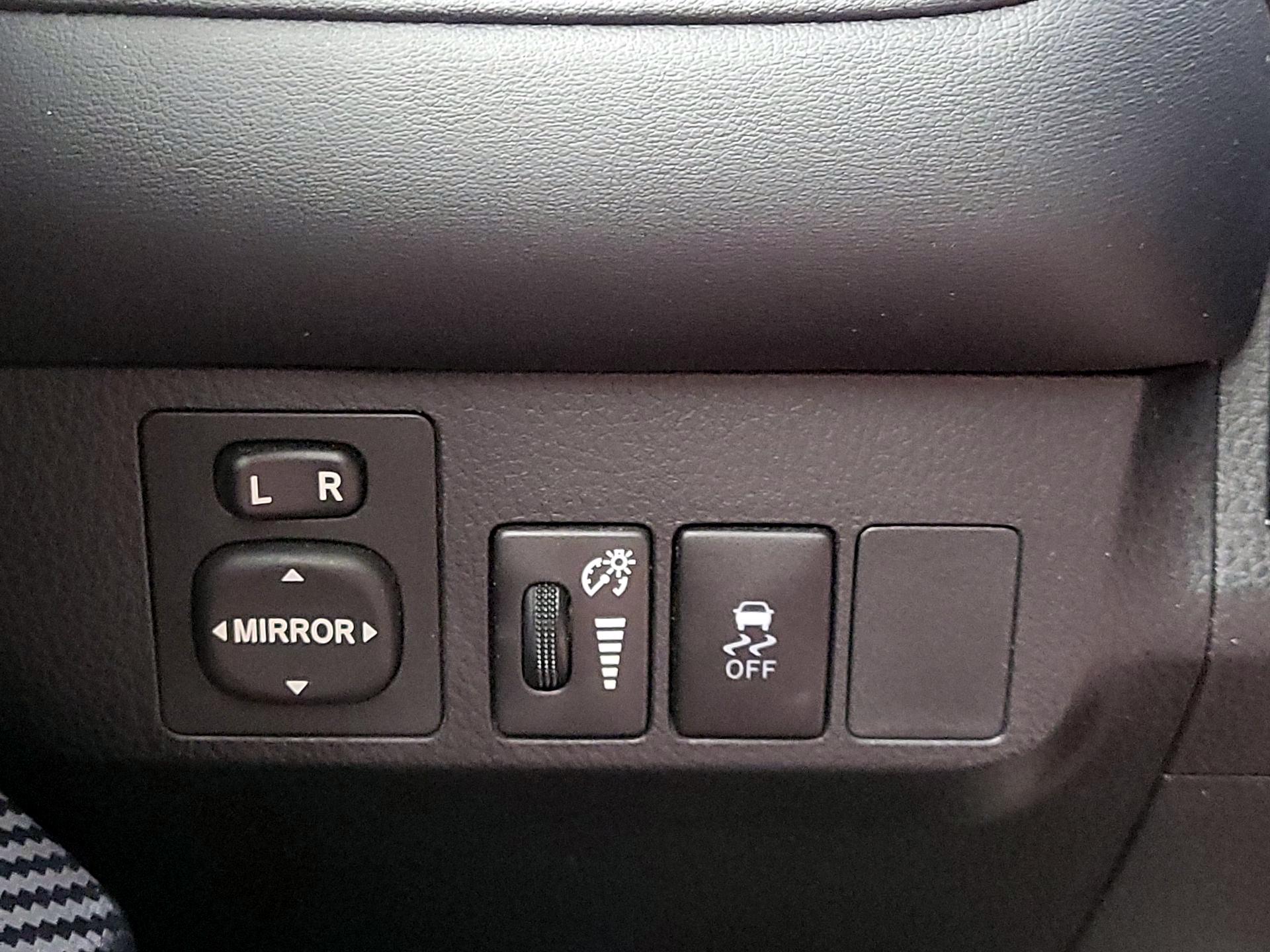 Thumbnail: 2015 Toyota RAV4 - 13