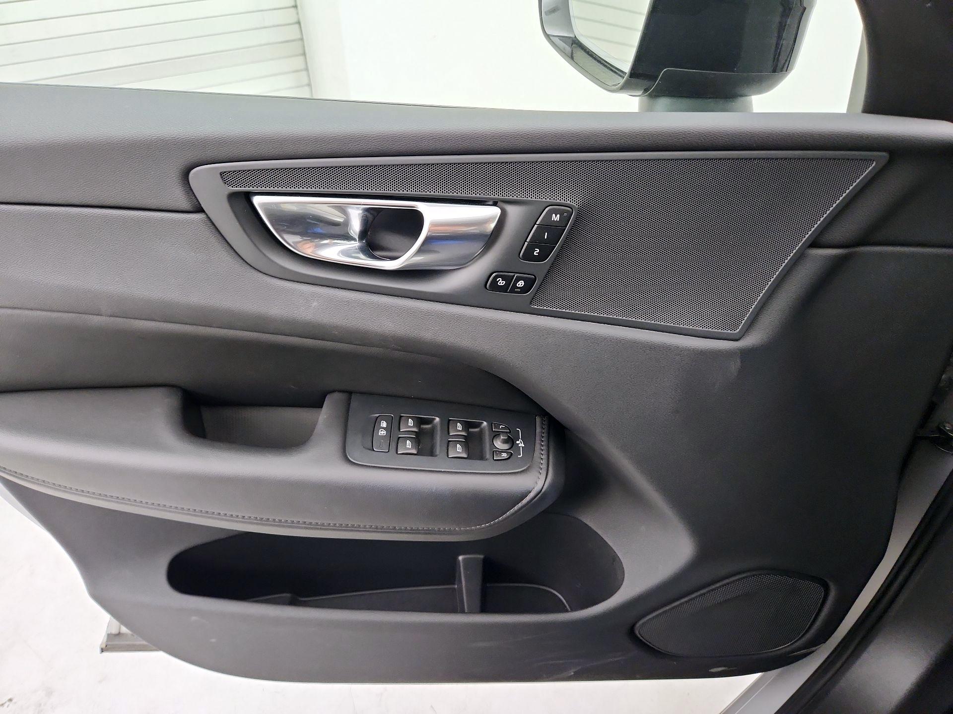 Thumbnail: 2025 Volvo XC60 - 12