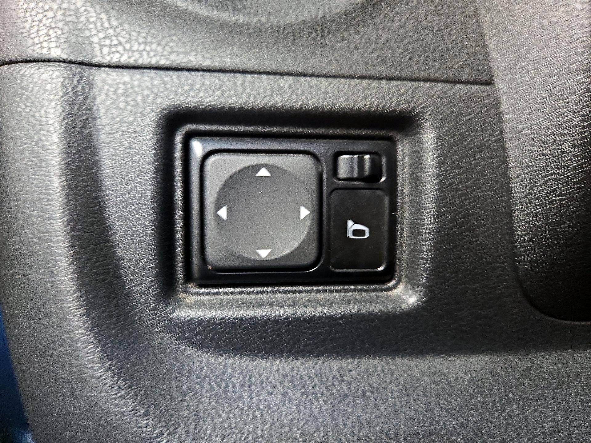 Thumbnail: 2015 Nissan Versa Note - 13