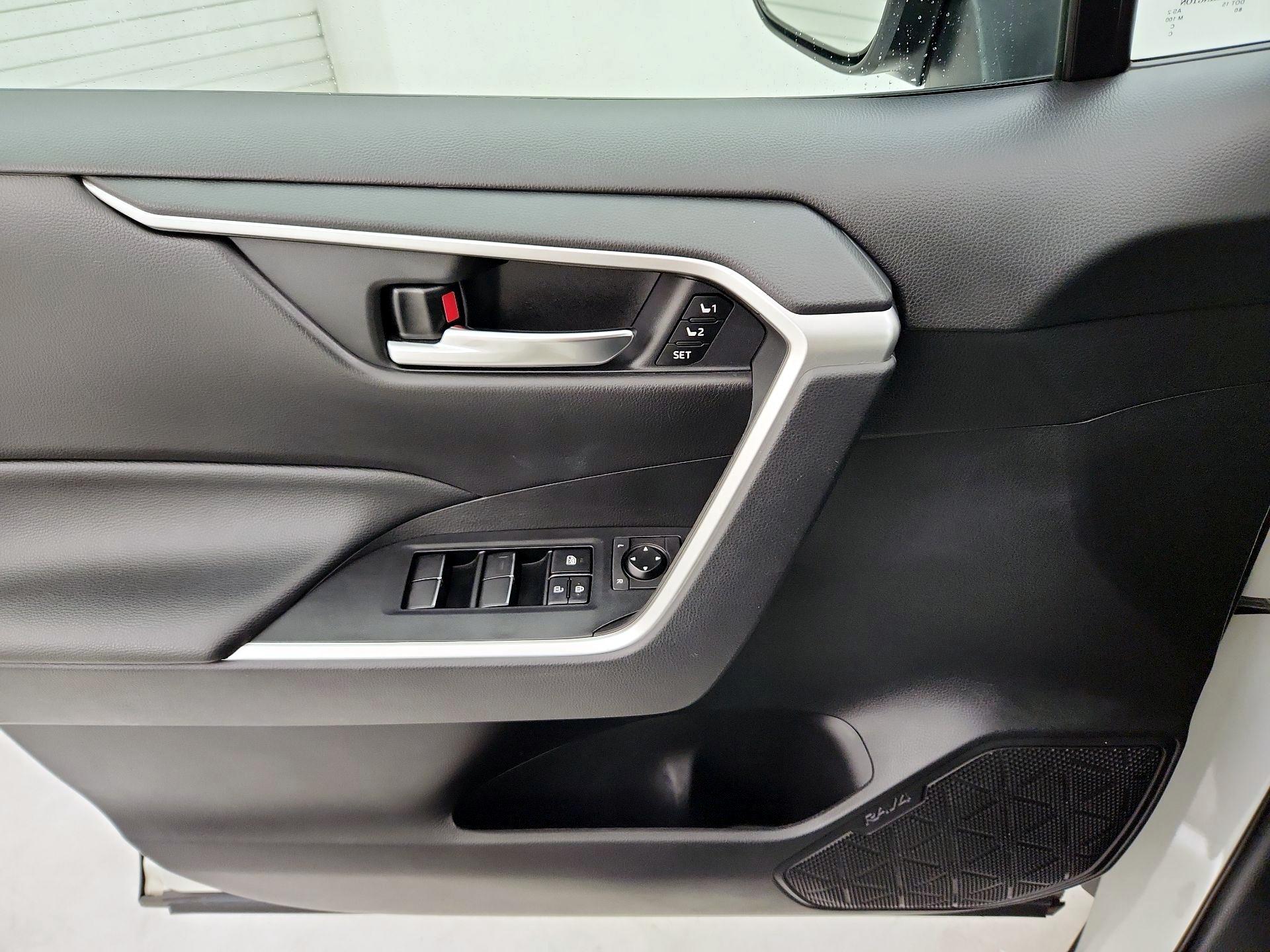 Thumbnail: 2020 Toyota RAV4 - 12