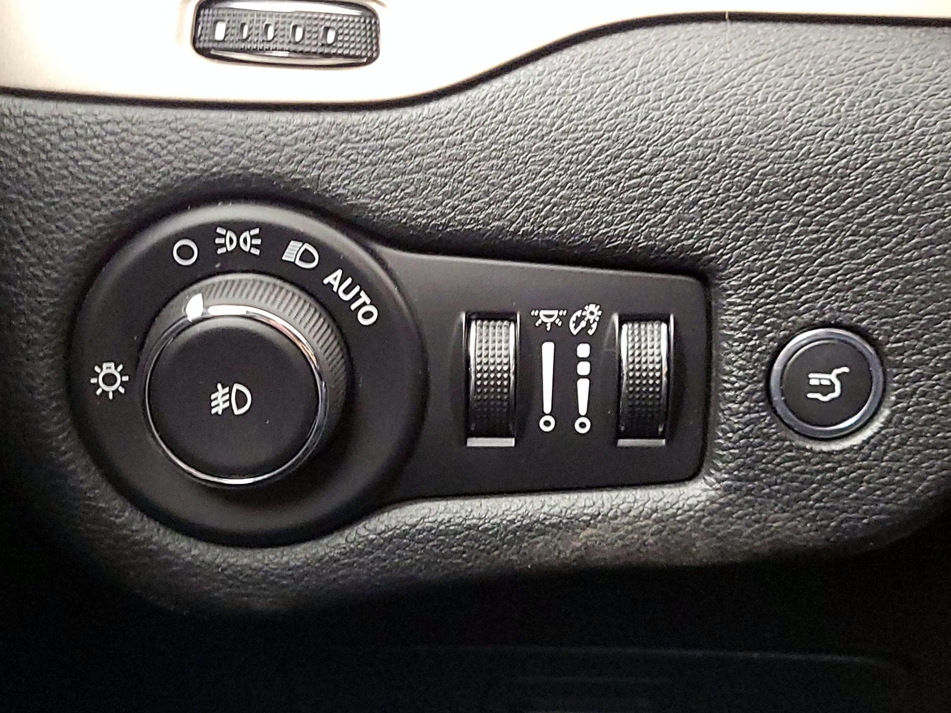 Thumbnail: 2016 Jeep Cherokee - 13