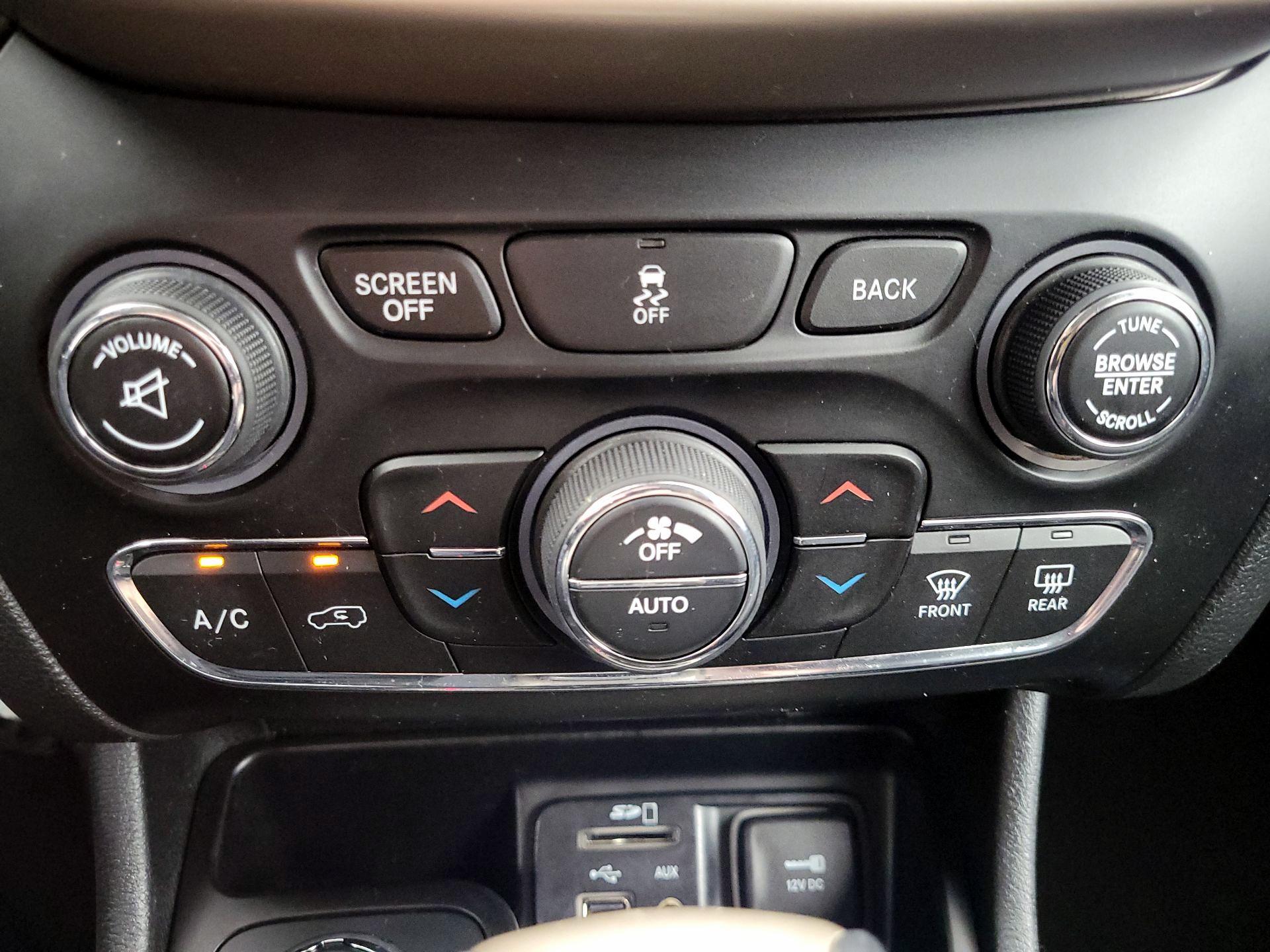 Thumbnail: 2016 Jeep Cherokee - 16