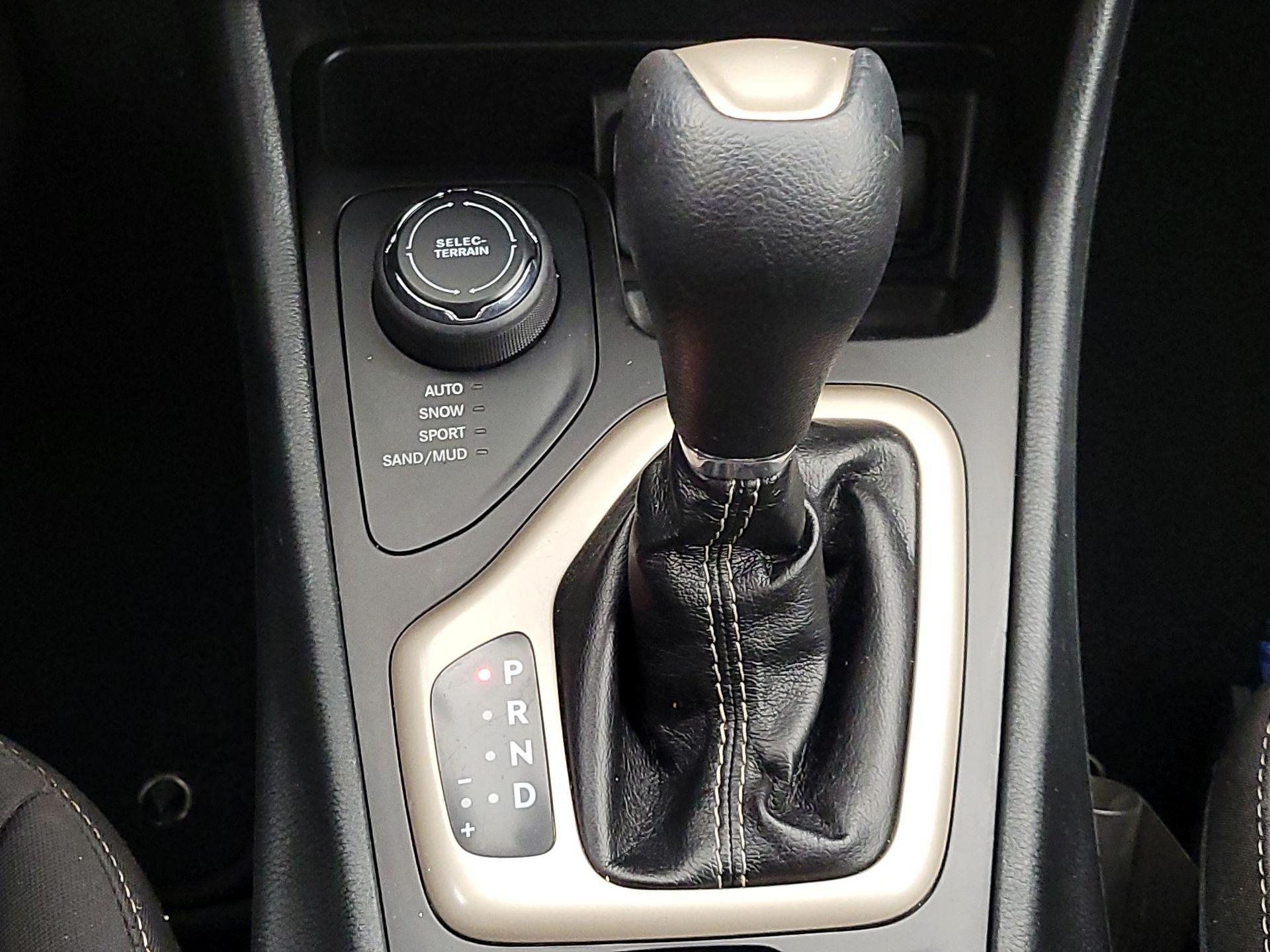 Thumbnail: 2016 Jeep Cherokee - 17