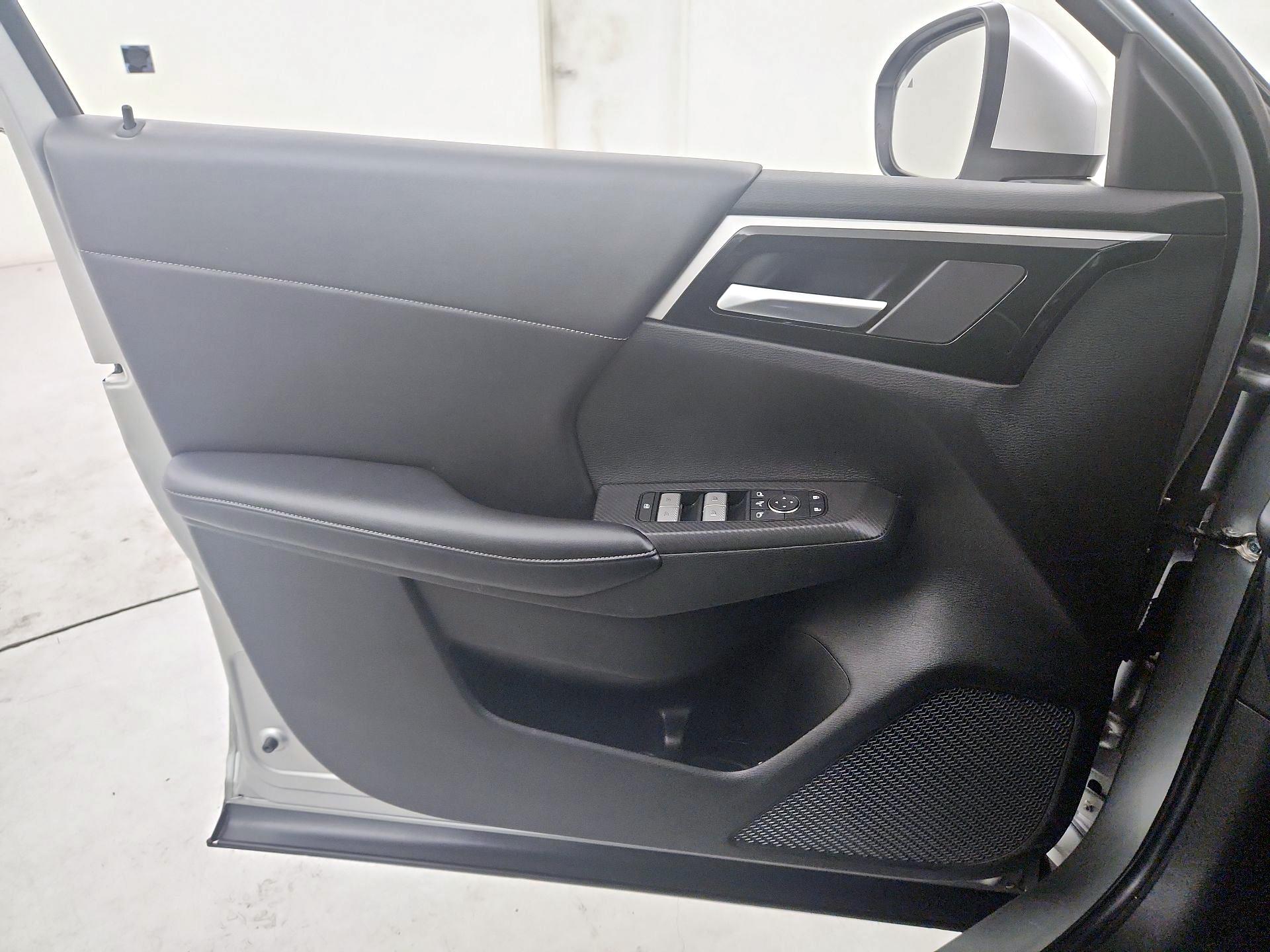 Thumbnail: 2023 Mitsubishi Outlander - 12