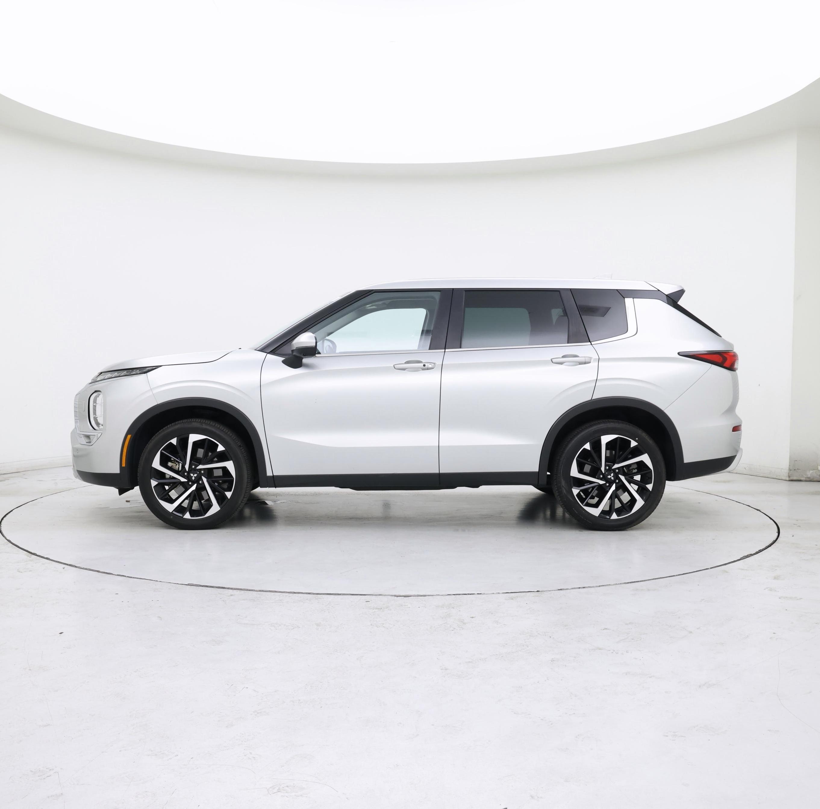 Thumbnail: 2023 Mitsubishi Outlander - 3