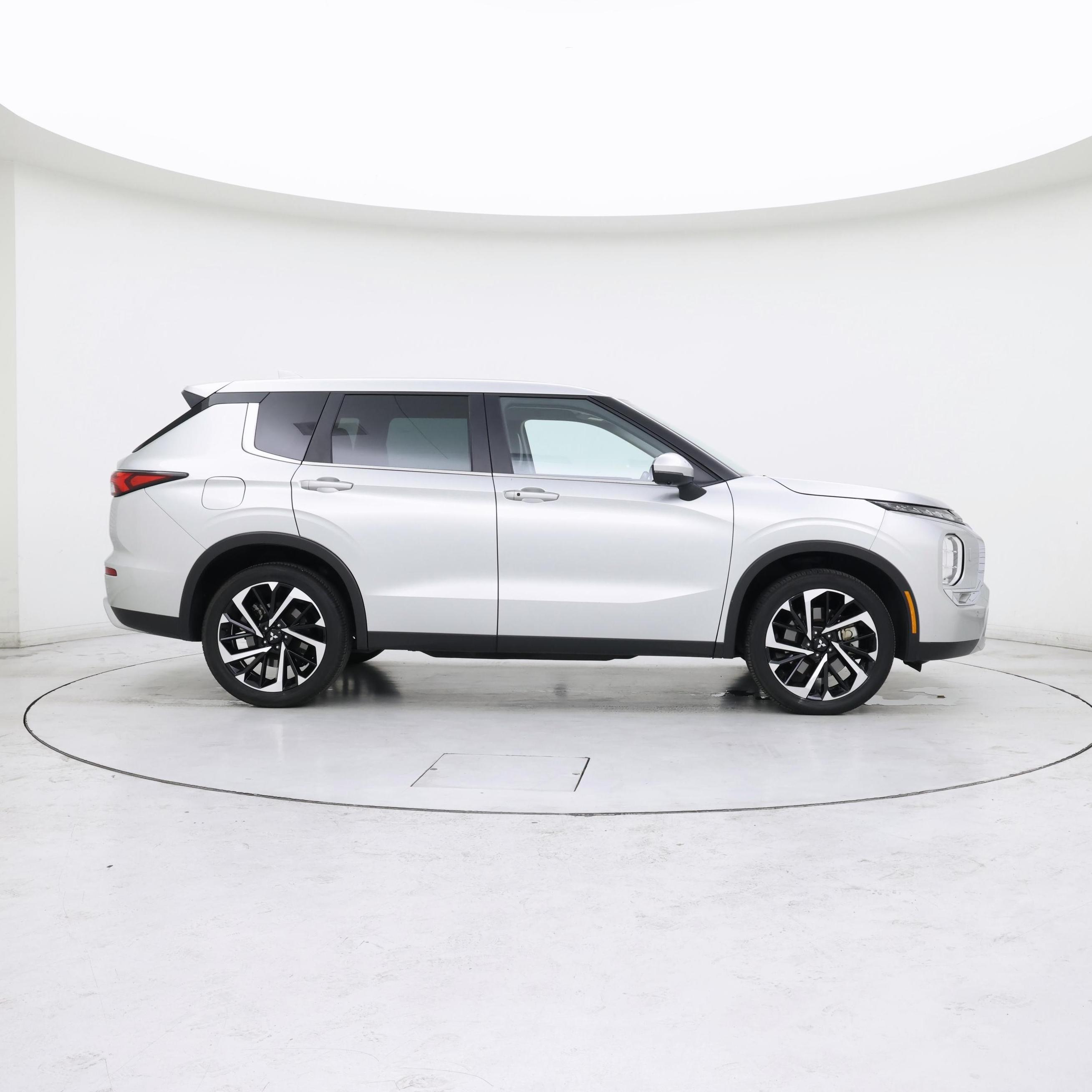 Thumbnail: 2023 Mitsubishi Outlander - 7