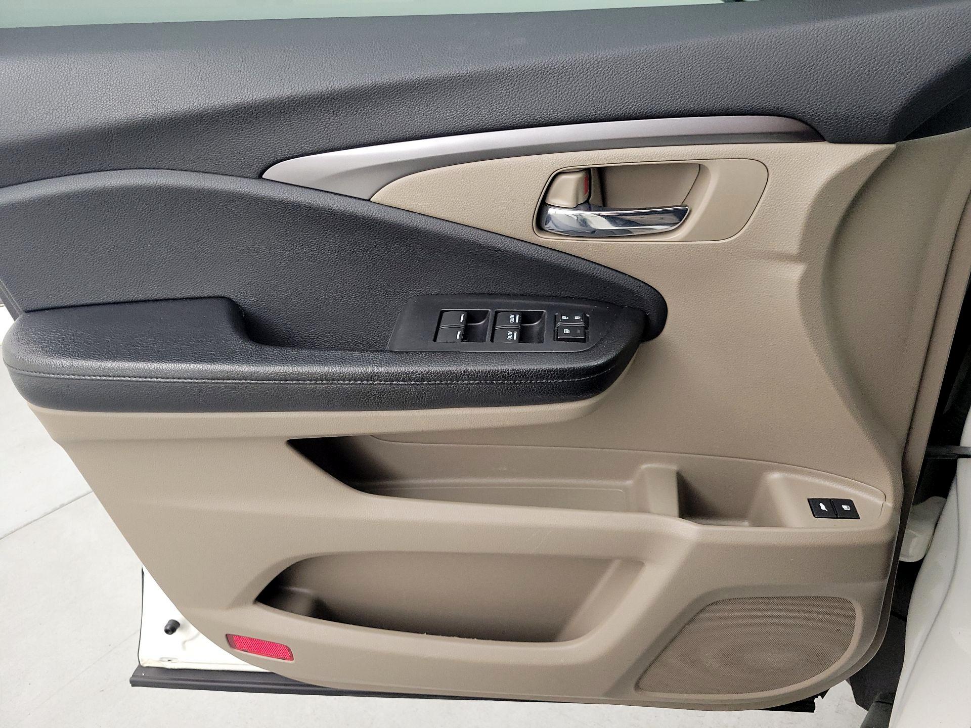 Thumbnail: 2017 Honda Pilot - 12
