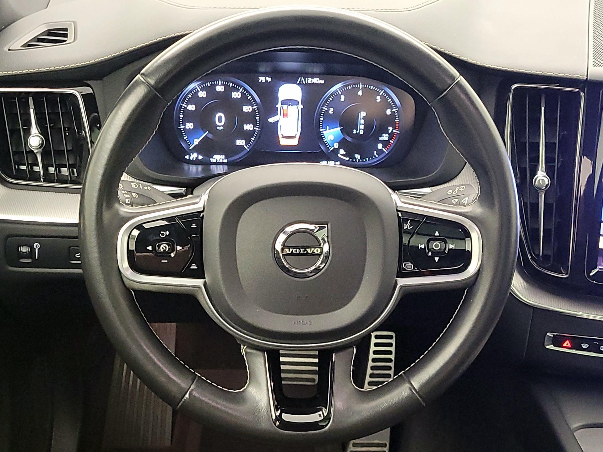 Thumbnail: 2021 Volvo XC60 - 10