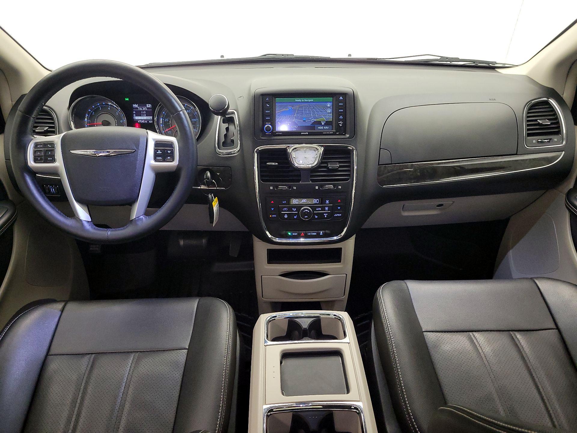 Thumbnail: 2016 Chrysler Town & Country - 9