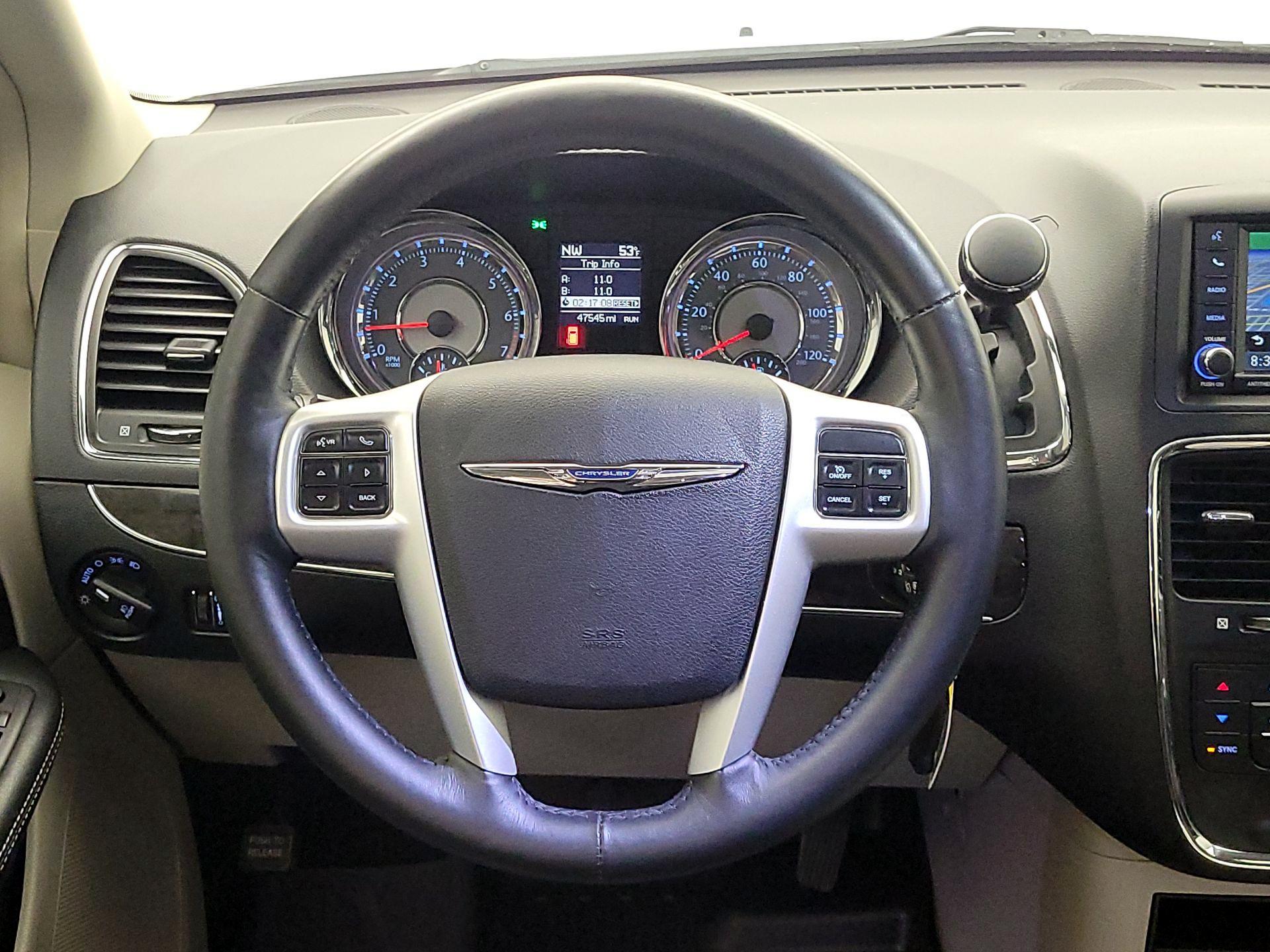Thumbnail: 2016 Chrysler Town & Country - 10