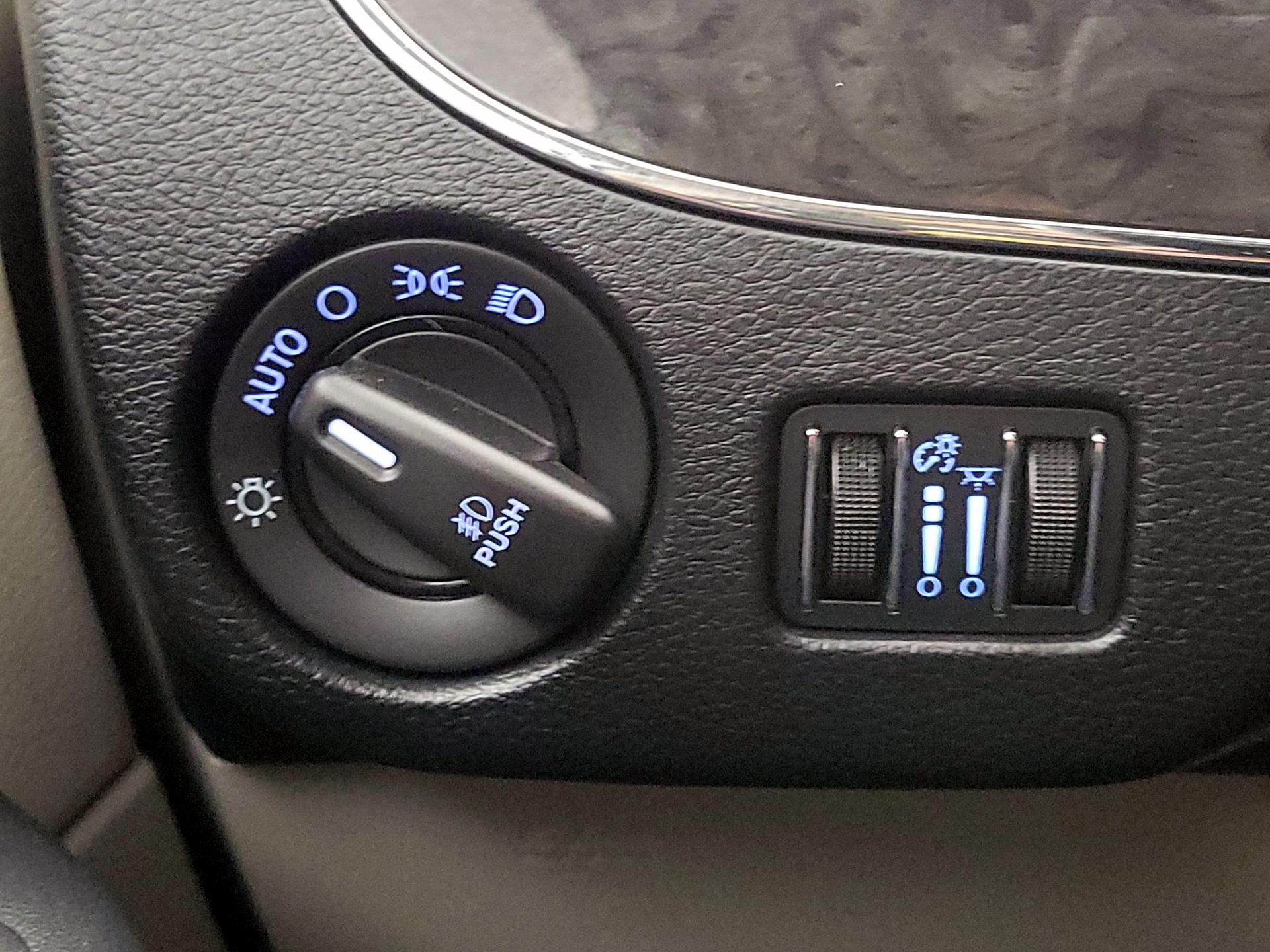 Thumbnail: 2016 Chrysler Town & Country - 13