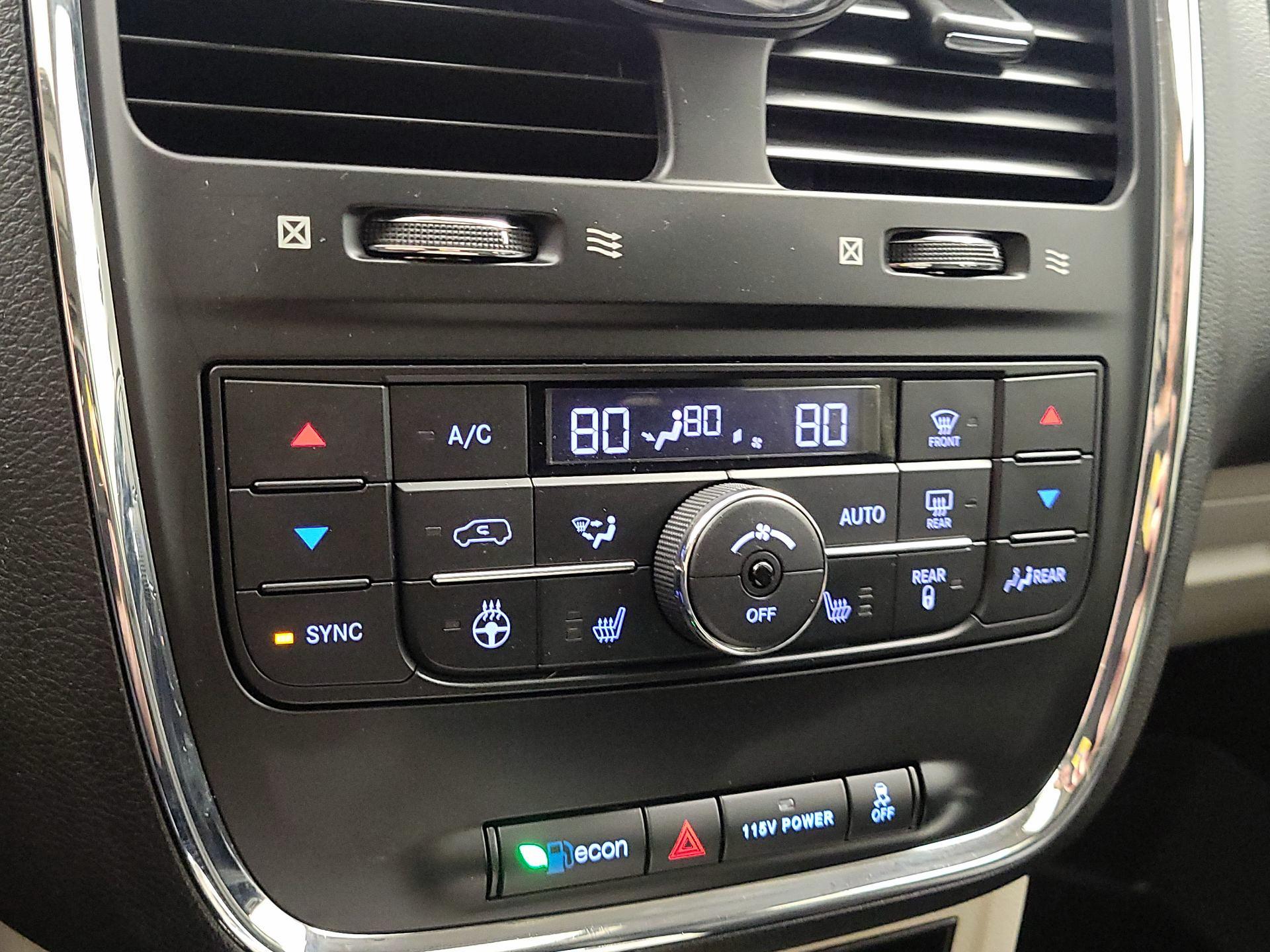 Thumbnail: 2016 Chrysler Town & Country - 17