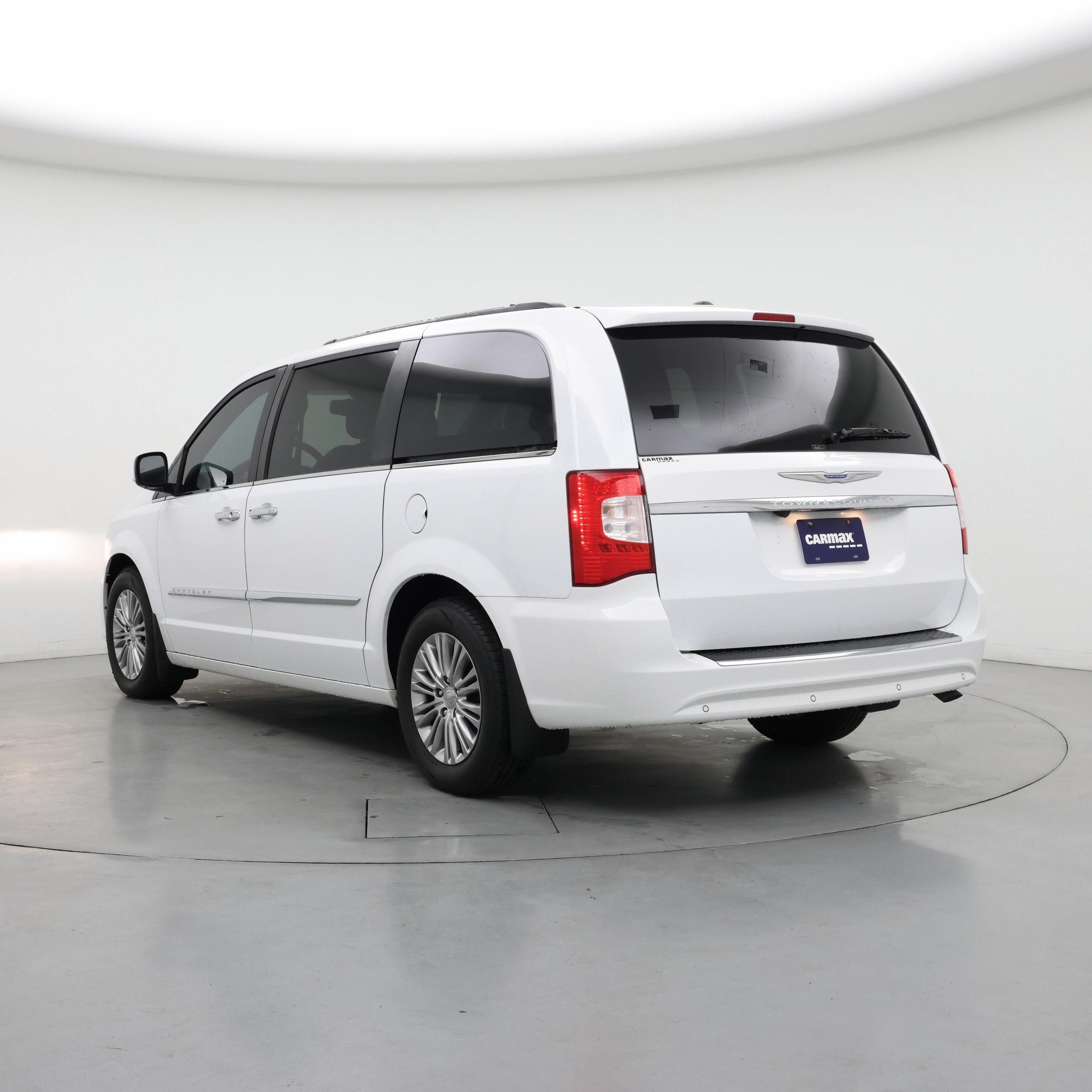 Thumbnail: 2016 Chrysler Town & Country - 2