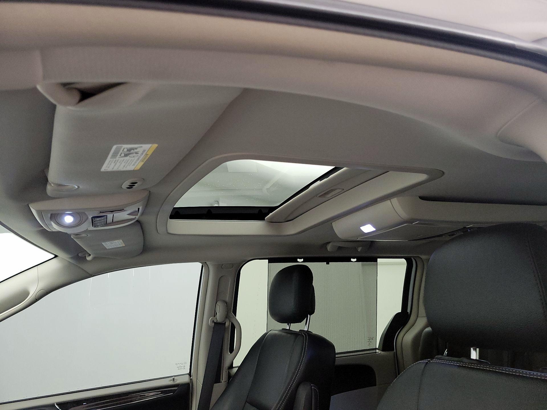Thumbnail: 2016 Chrysler Town & Country - 20