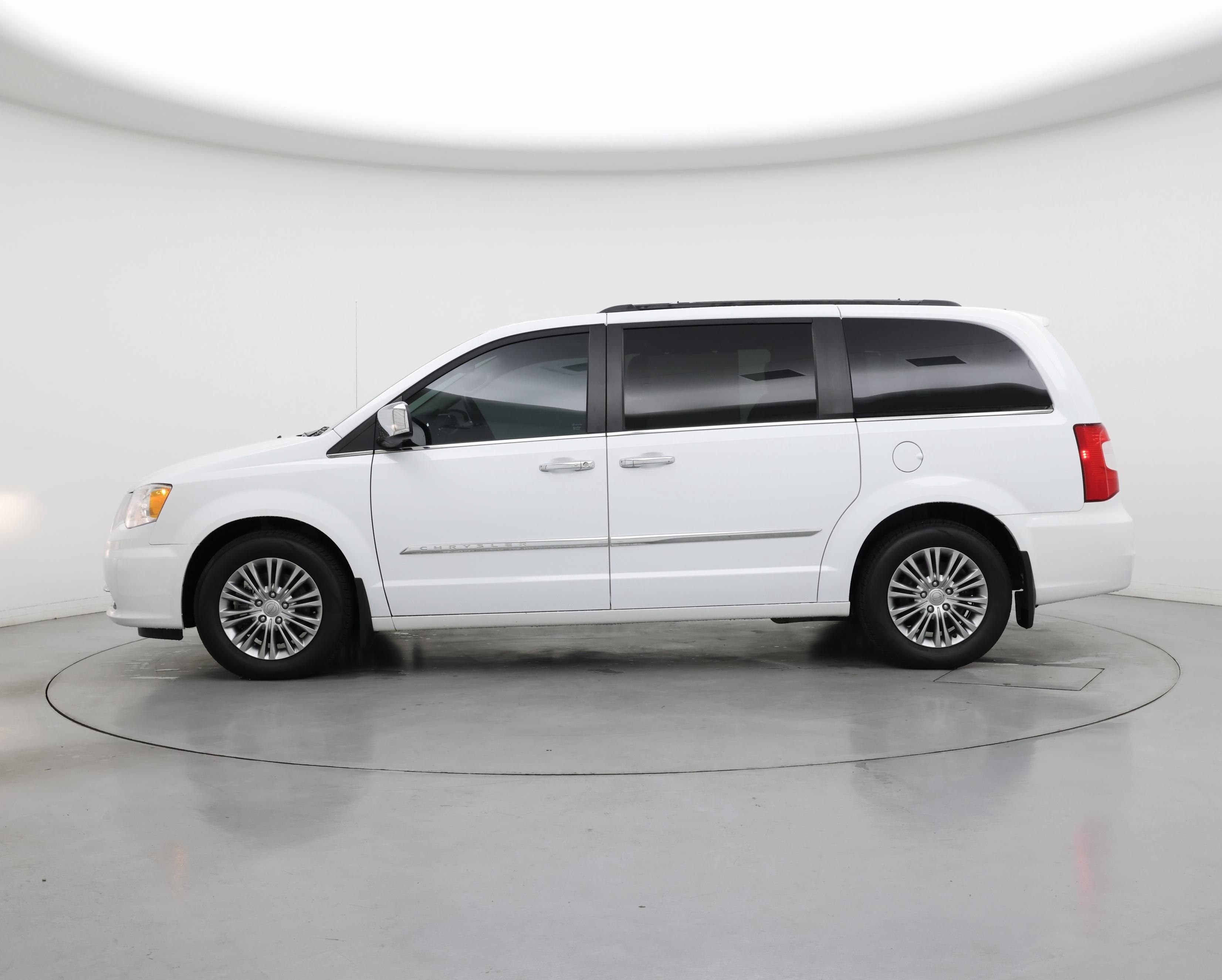 Thumbnail: 2016 Chrysler Town & Country - 3