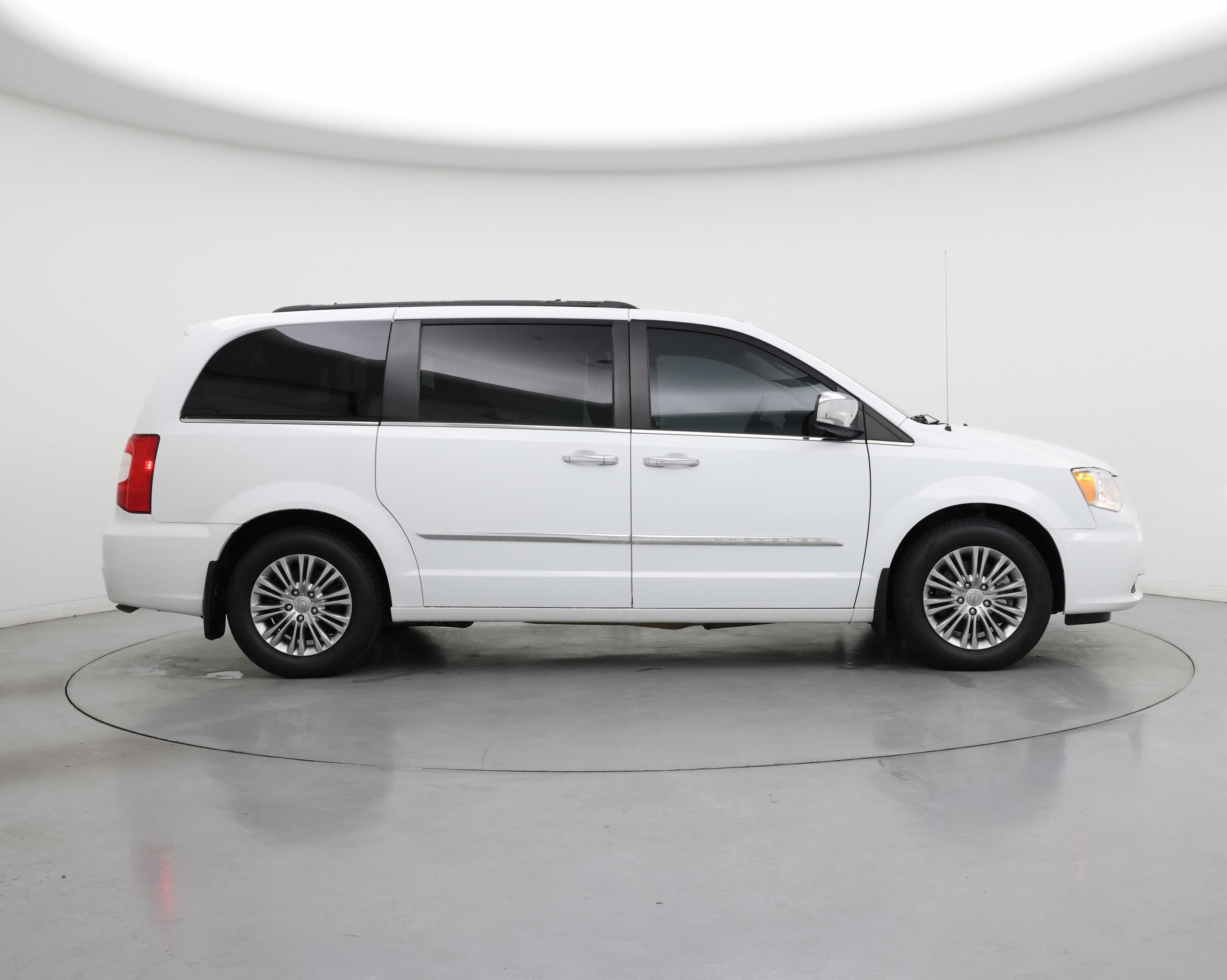 Thumbnail: 2016 Chrysler Town & Country - 7