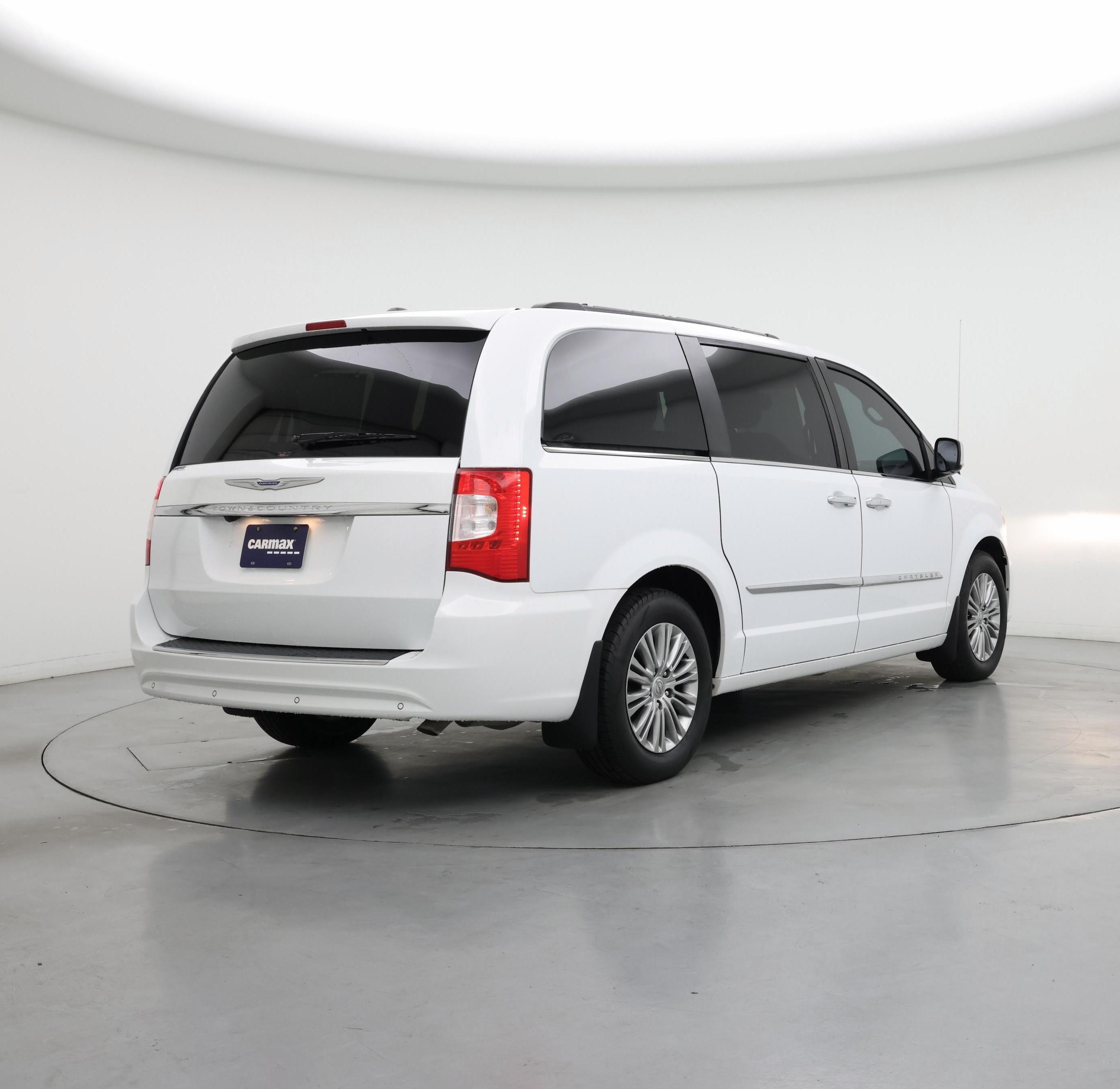 Thumbnail: 2016 Chrysler Town & Country - 8