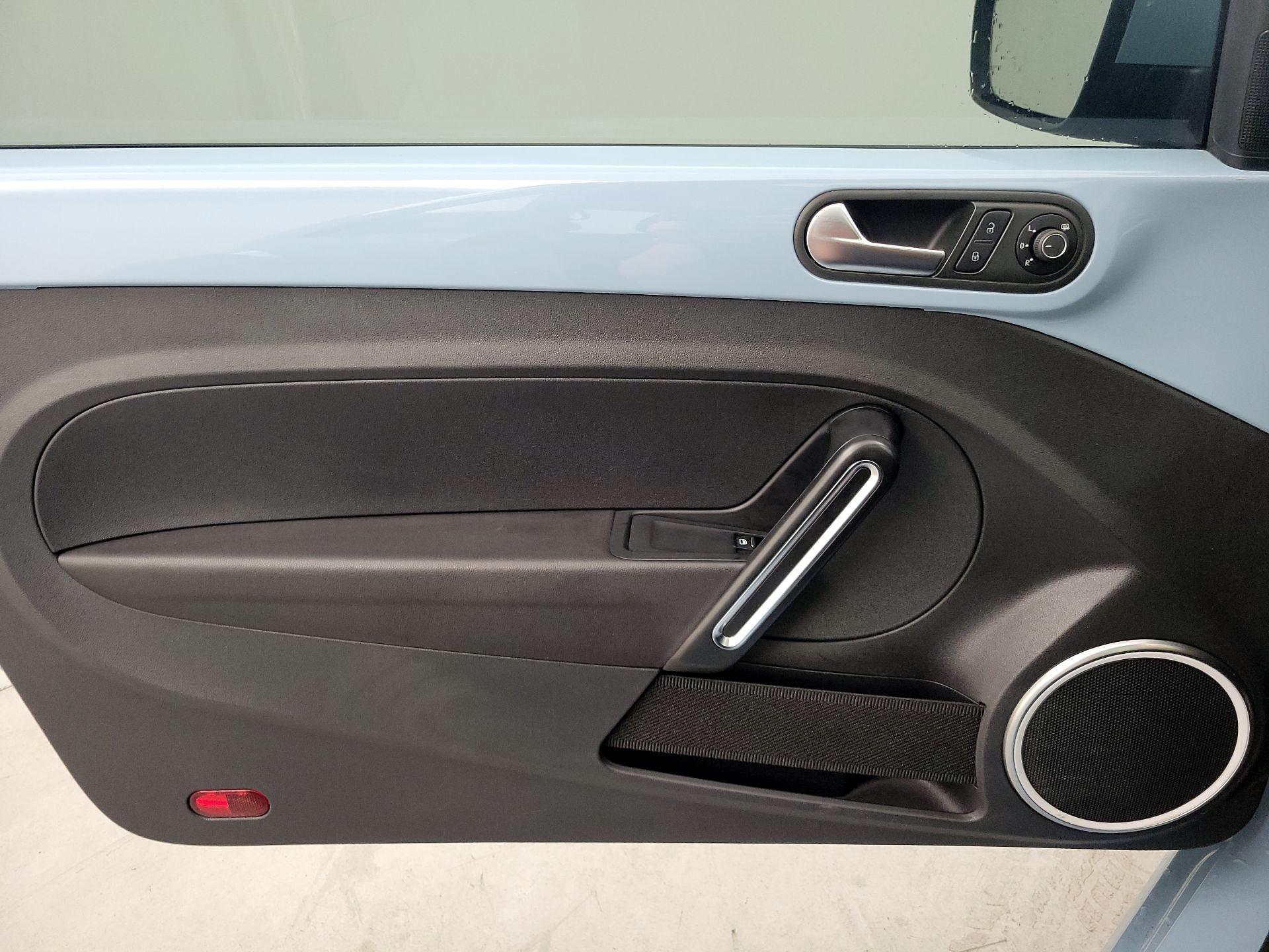 Thumbnail: 2015 Volkswagen Beetle - 12