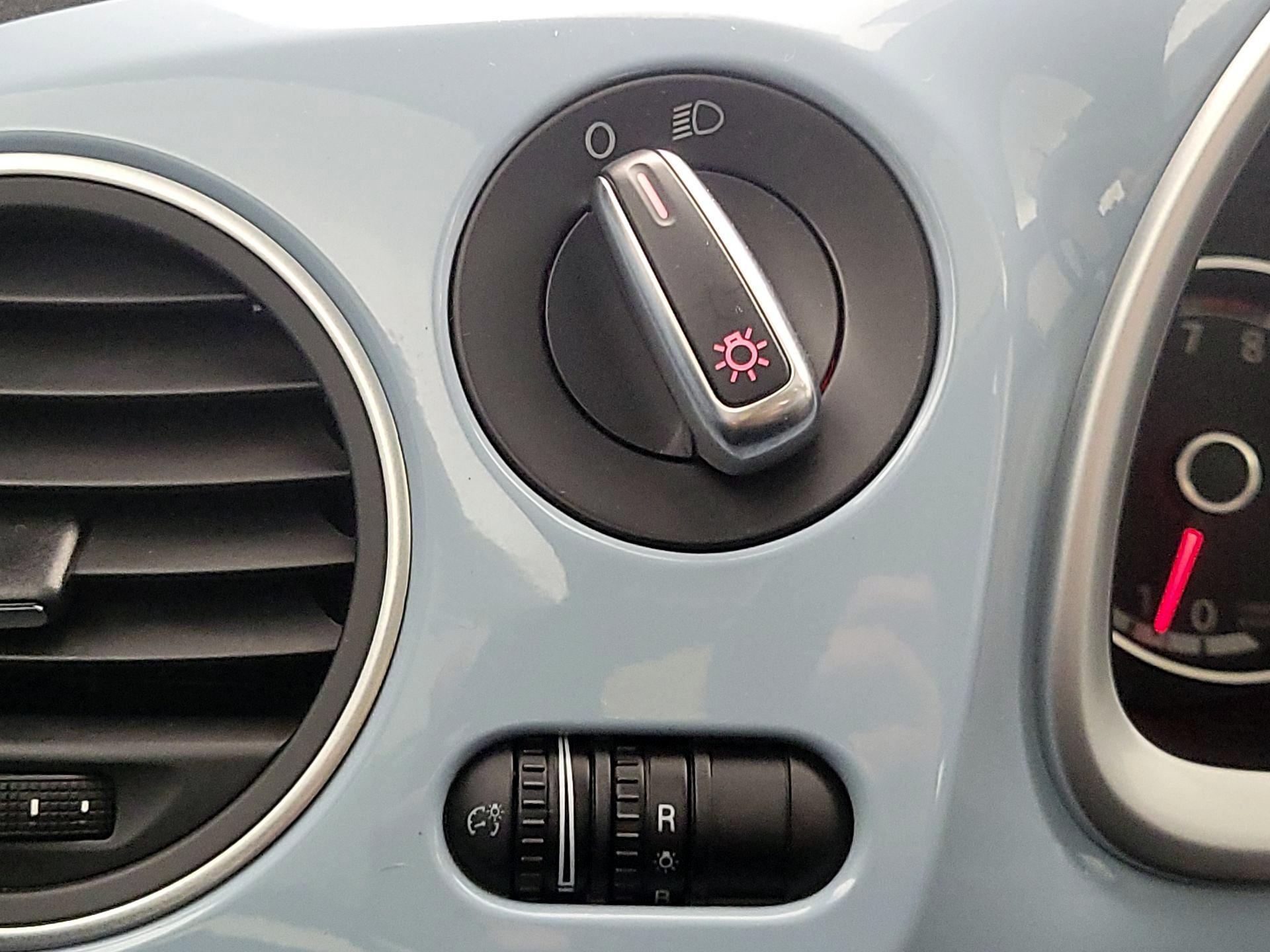 Thumbnail: 2015 Volkswagen Beetle - 13