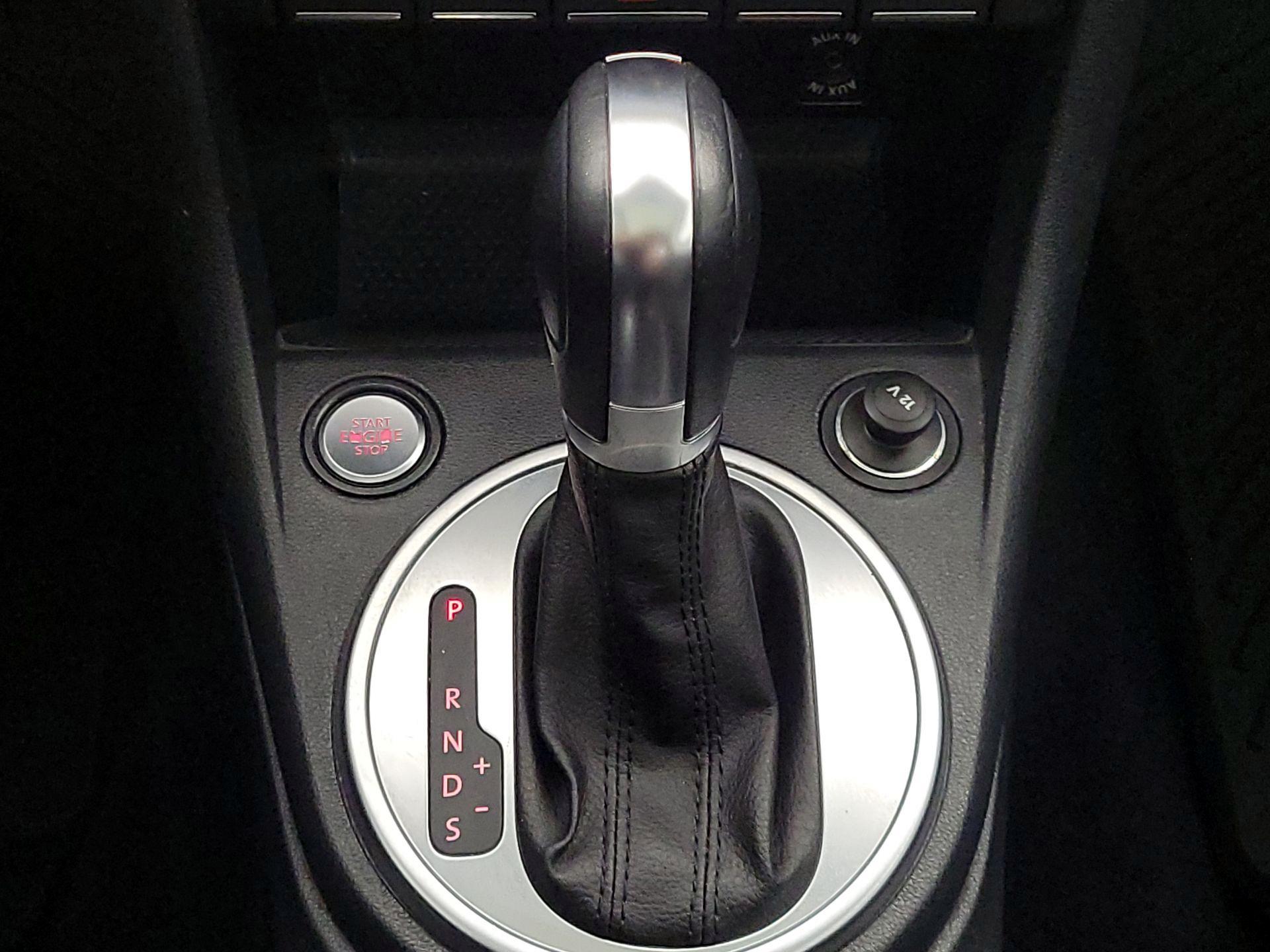 Thumbnail: 2015 Volkswagen Beetle - 16