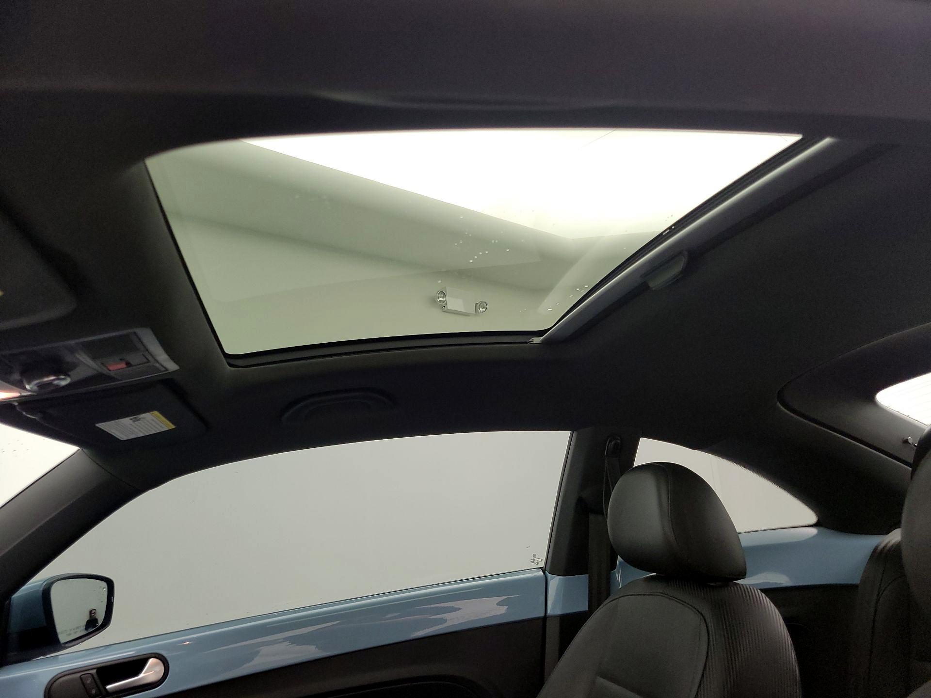 Thumbnail: 2015 Volkswagen Beetle - 18