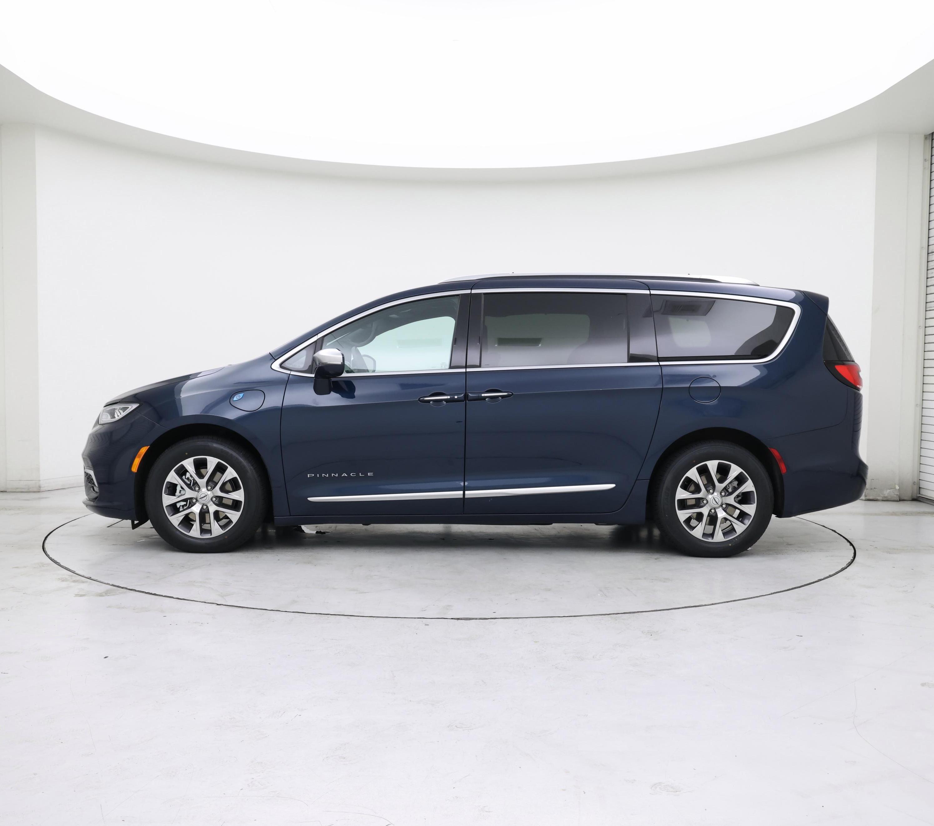 Thumbnail: 2022 Chrysler Pacifica - 3