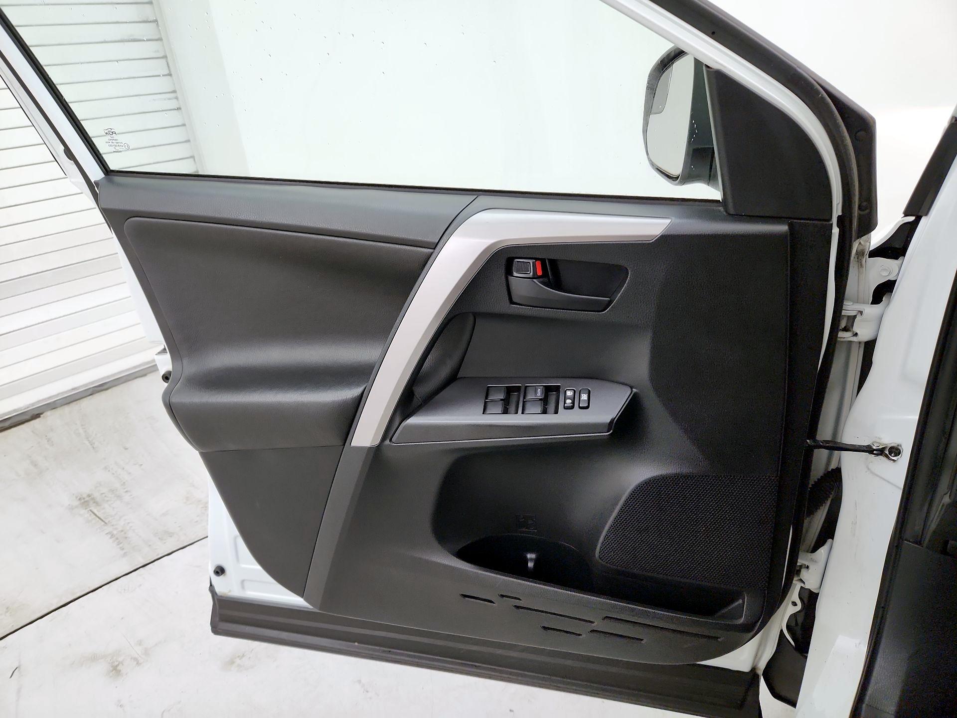 Thumbnail: 2016 Toyota RAV4 - 12
