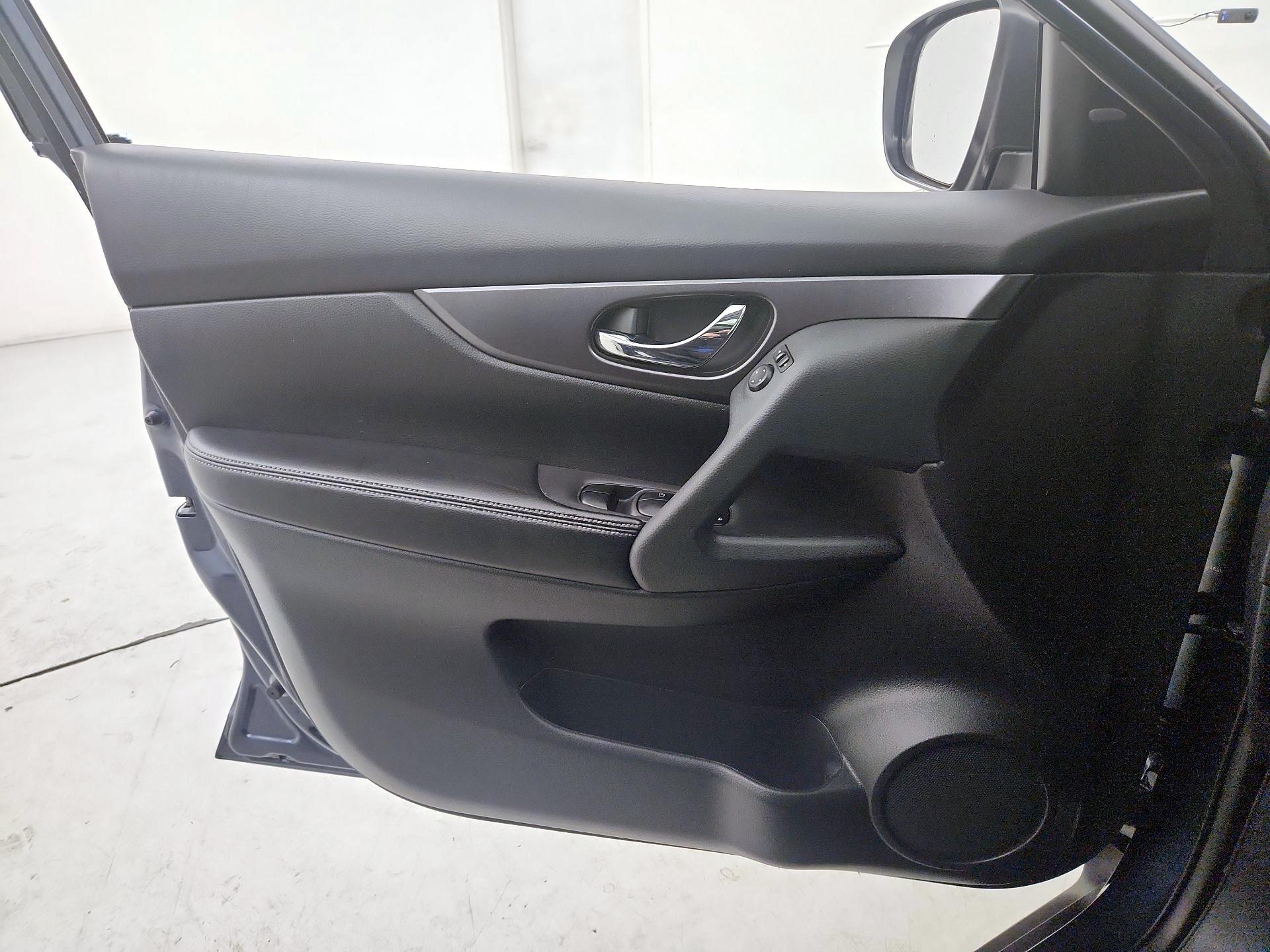 Thumbnail: 2016 Nissan Rogue - 12