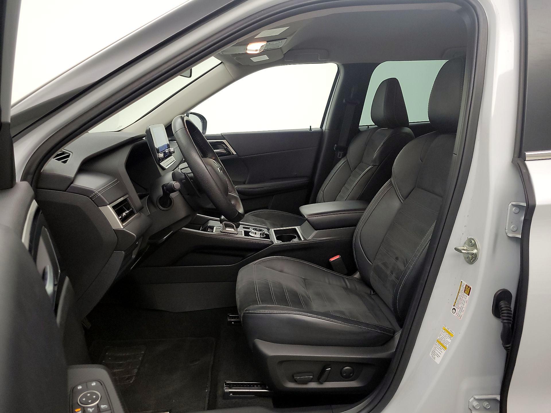 Thumbnail: 2023 Mitsubishi Outlander - 11