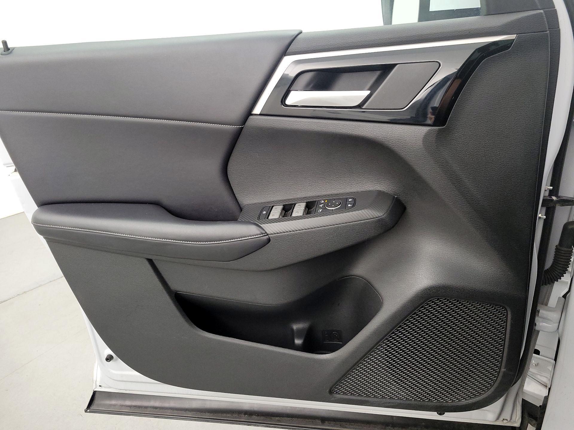 Thumbnail: 2023 Mitsubishi Outlander - 12