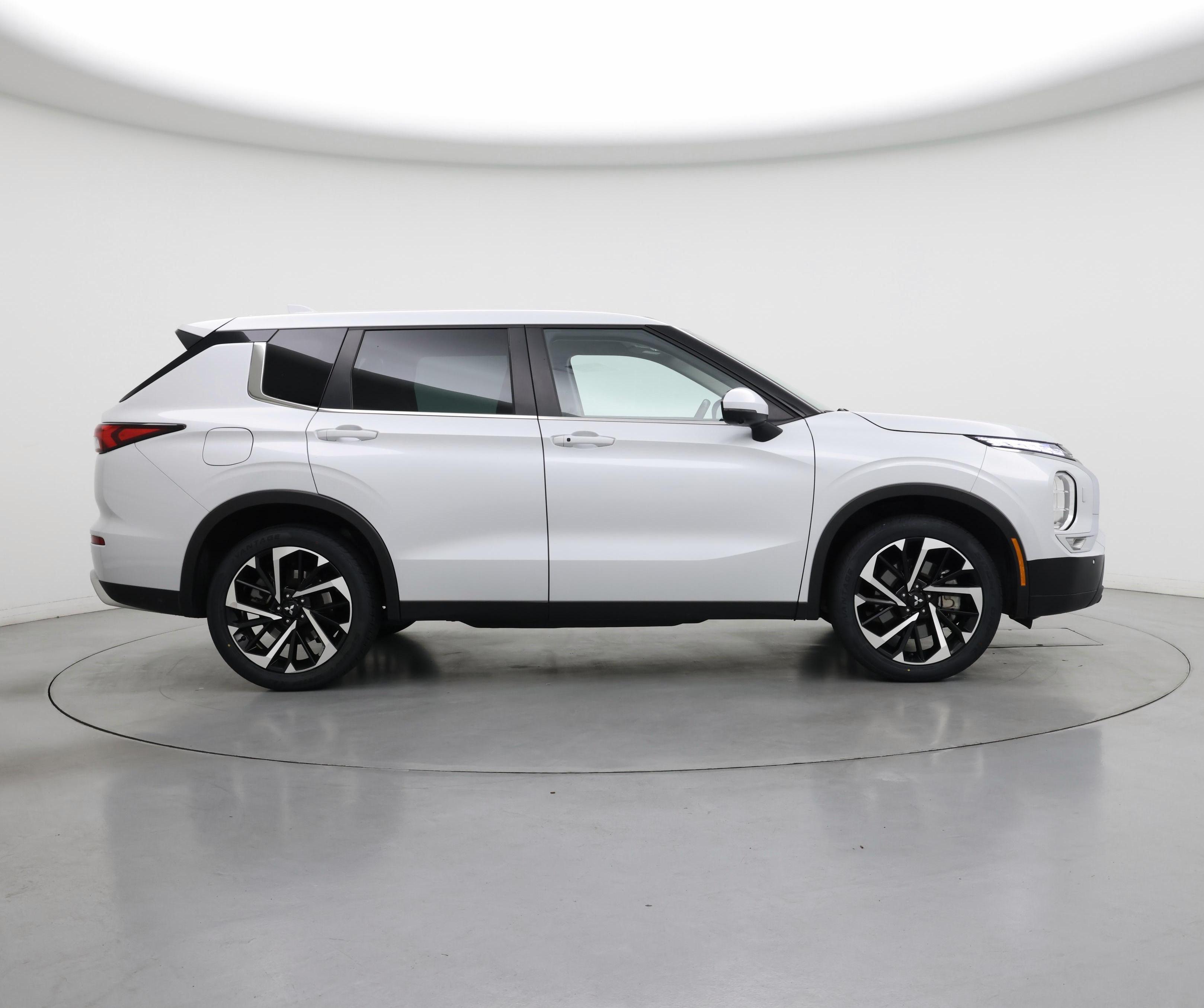 Thumbnail: 2023 Mitsubishi Outlander - 7