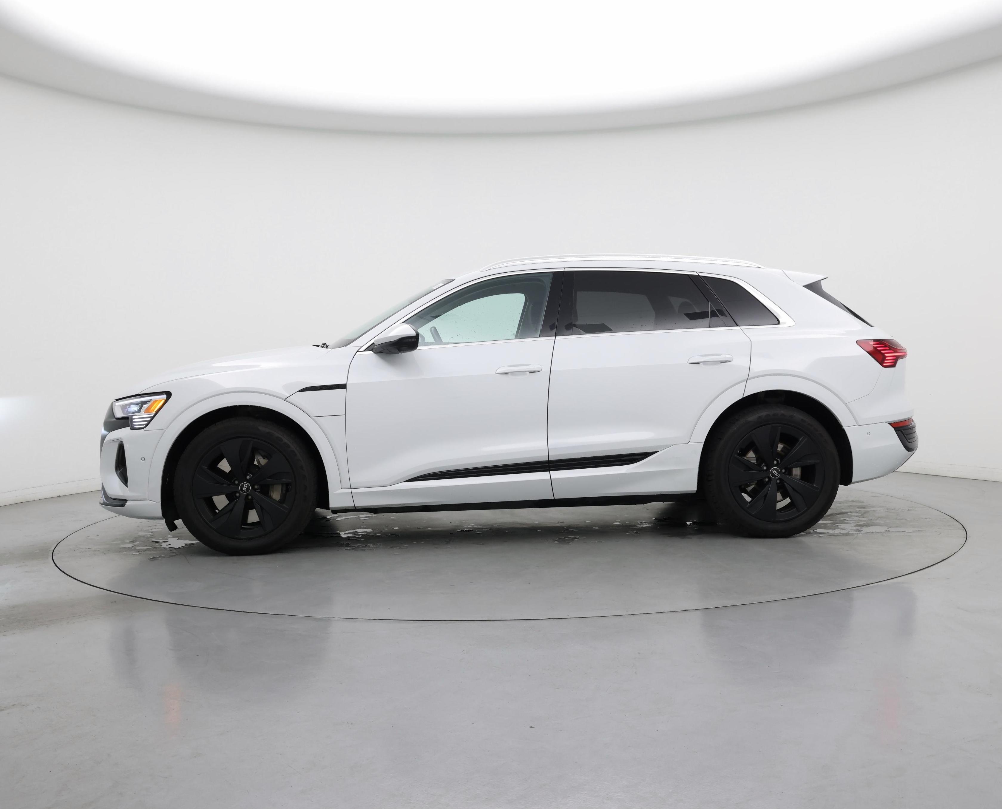 Thumbnail: 2024 Audi Q8 e-tron - 3