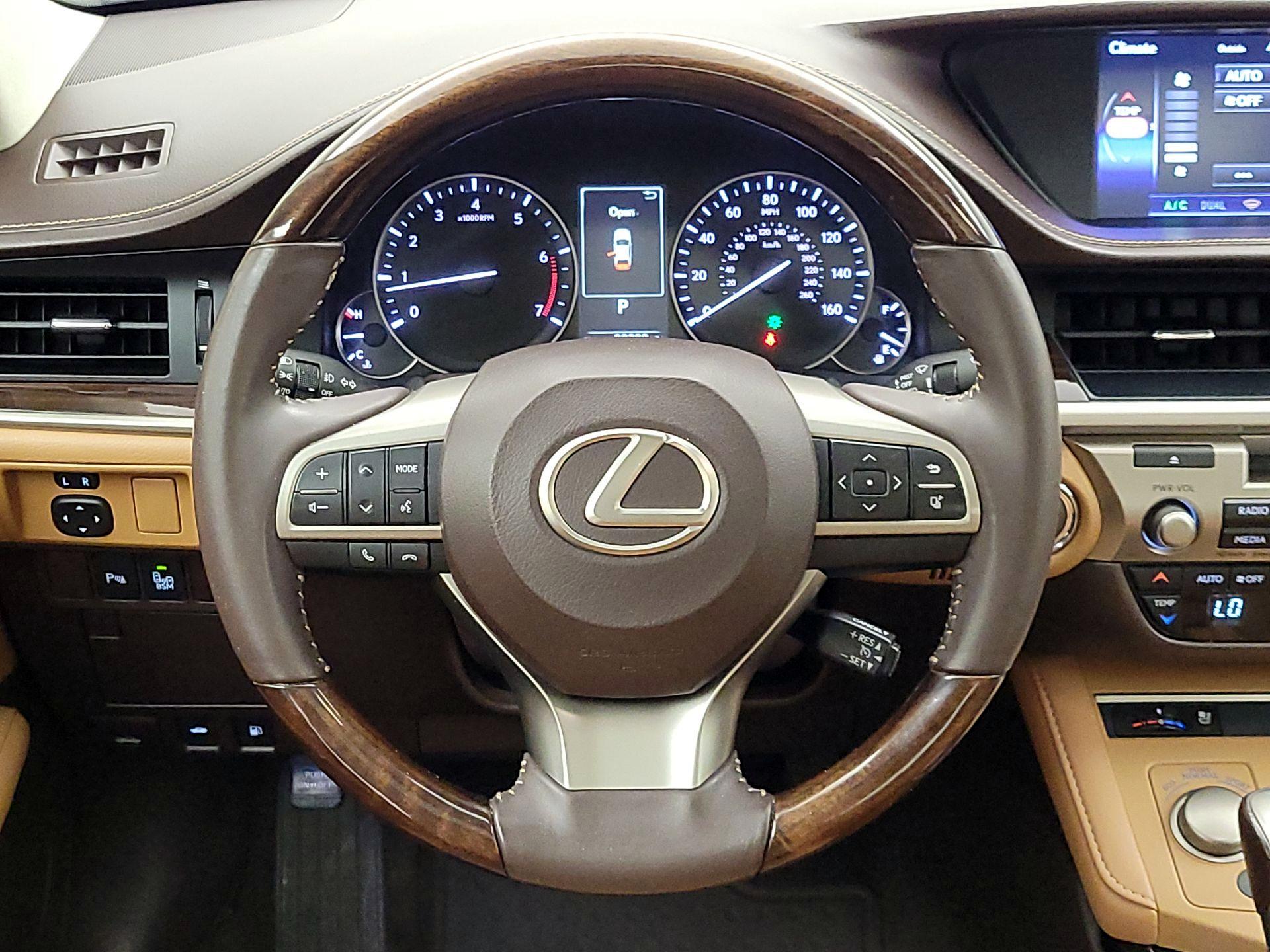 Thumbnail: 2016 Lexus ES - 10