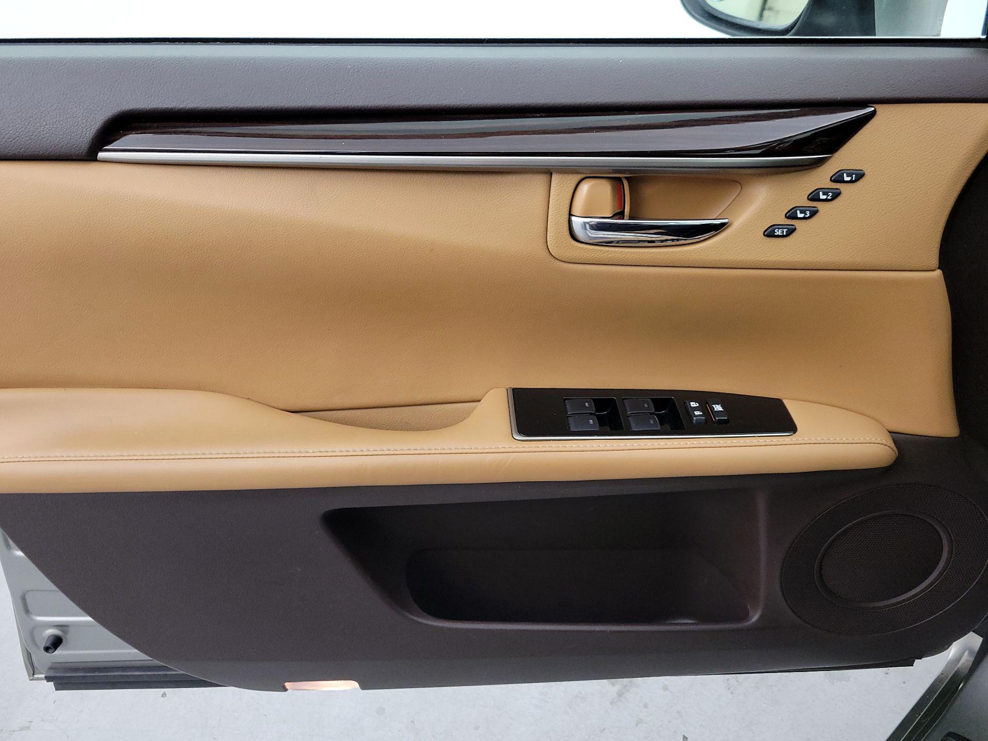 Thumbnail: 2016 Lexus ES - 12