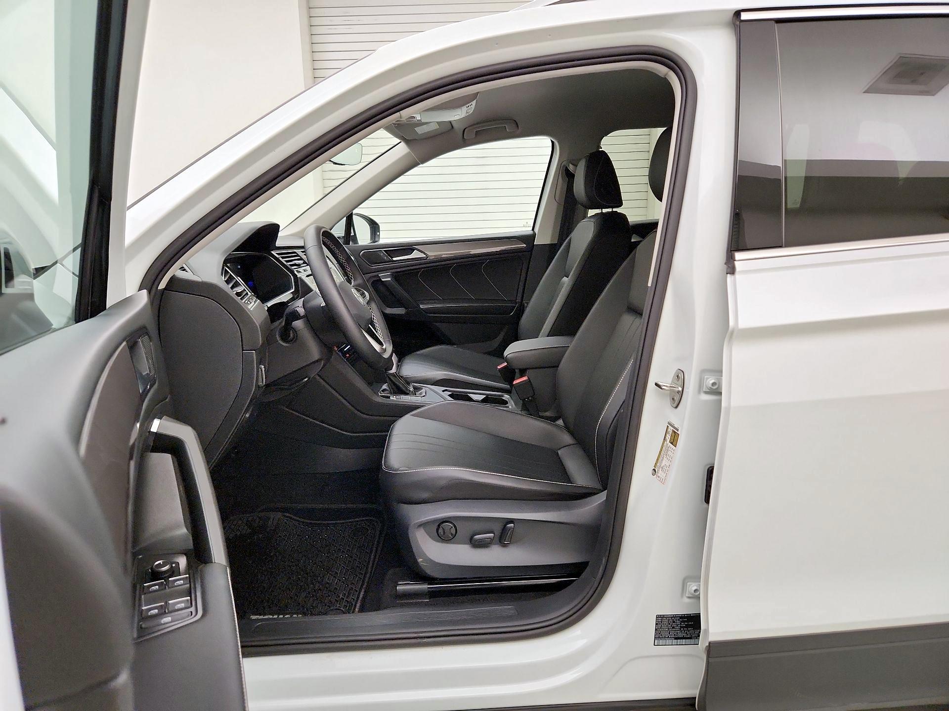 Thumbnail: 2023 Volkswagen Tiguan - 11