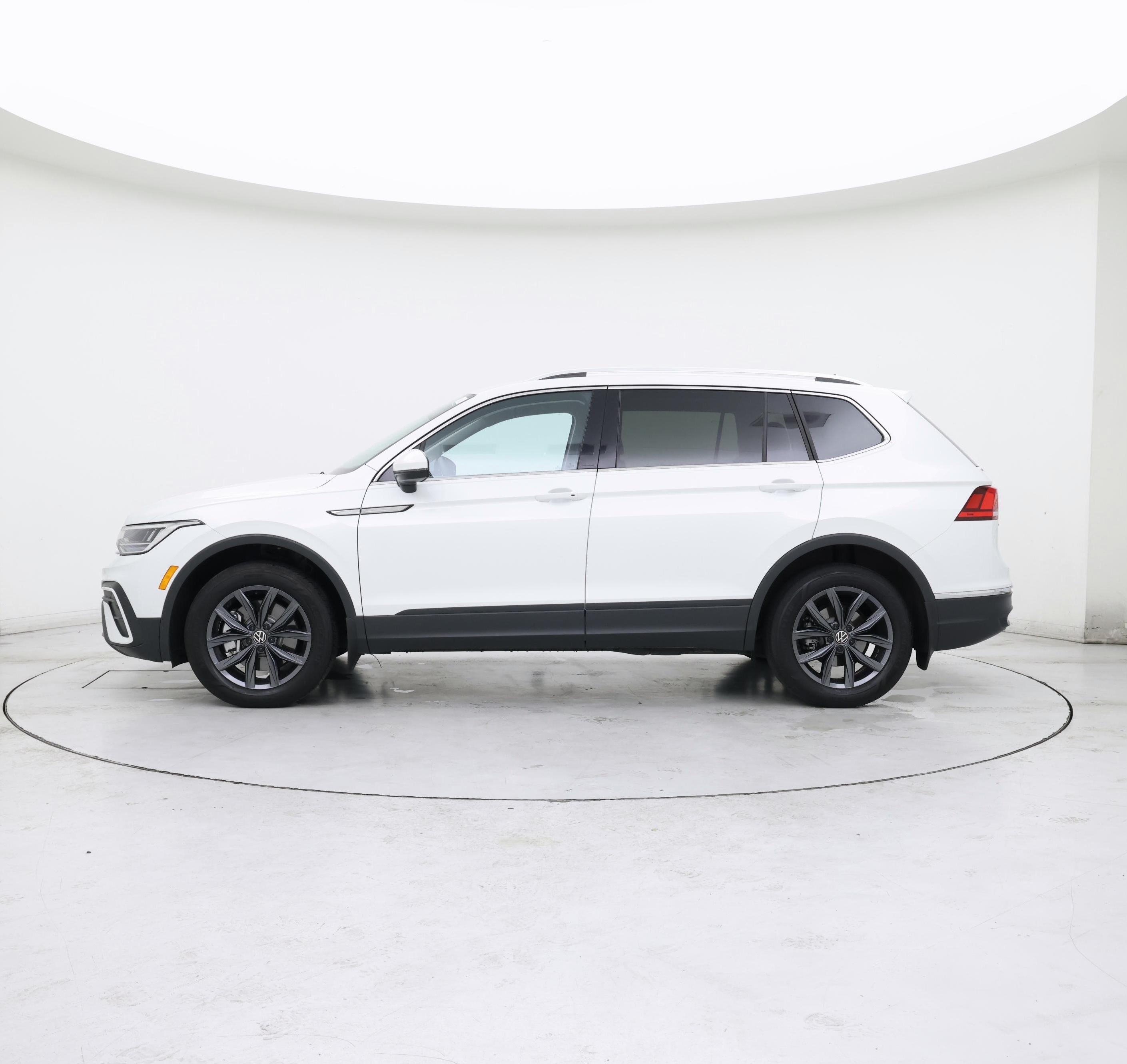 Thumbnail: 2023 Volkswagen Tiguan - 3