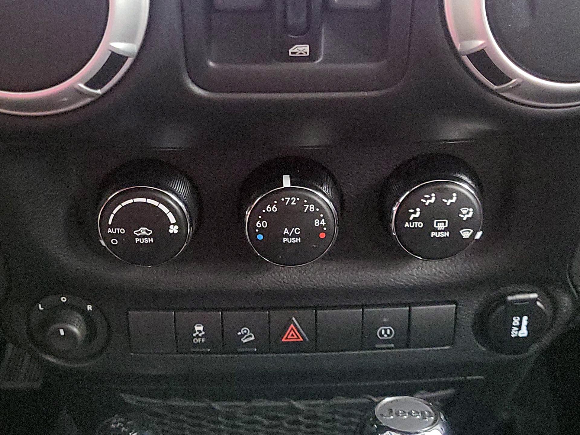 Thumbnail: 2015 Jeep Wrangler - 15