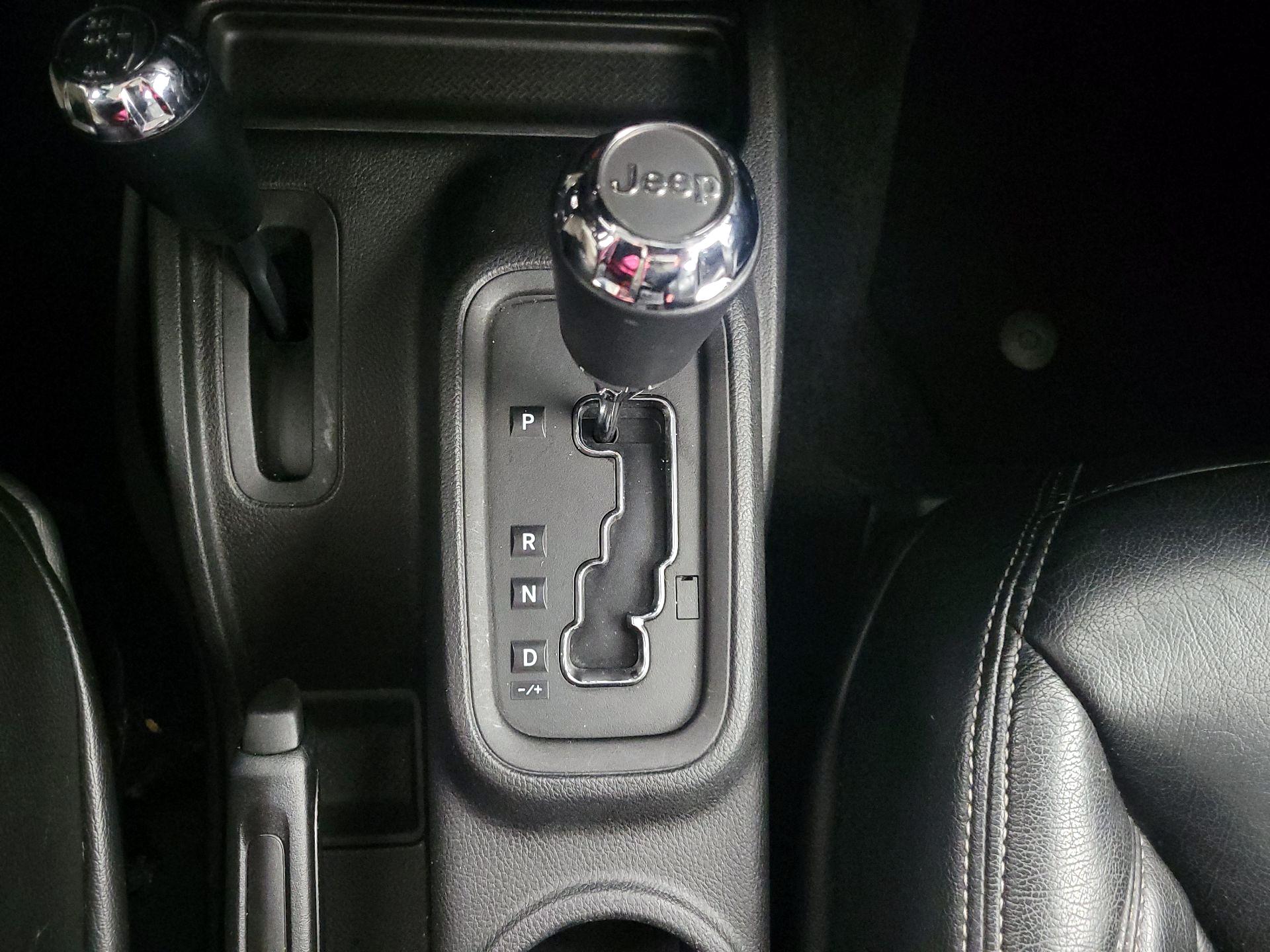 Thumbnail: 2015 Jeep Wrangler - 16