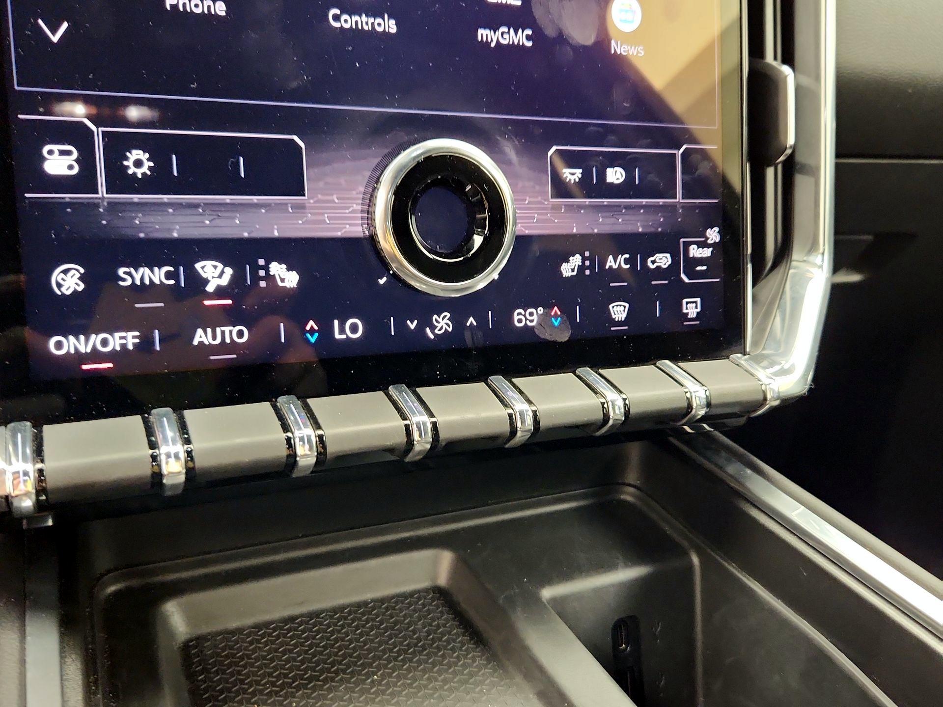 Thumbnail: 2025 GMC Acadia - 16