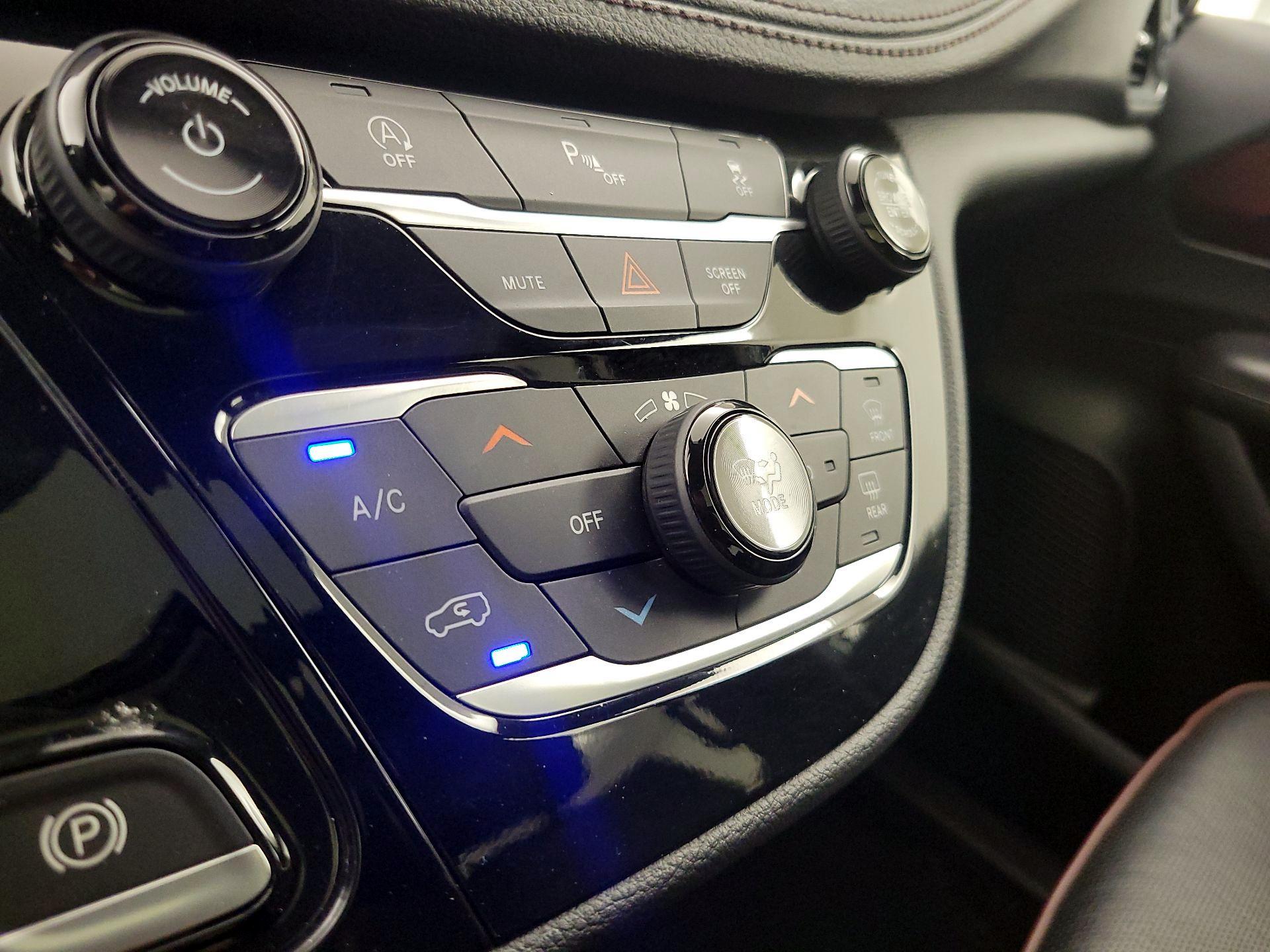 Thumbnail: 2020 Chrysler Pacifica - 17