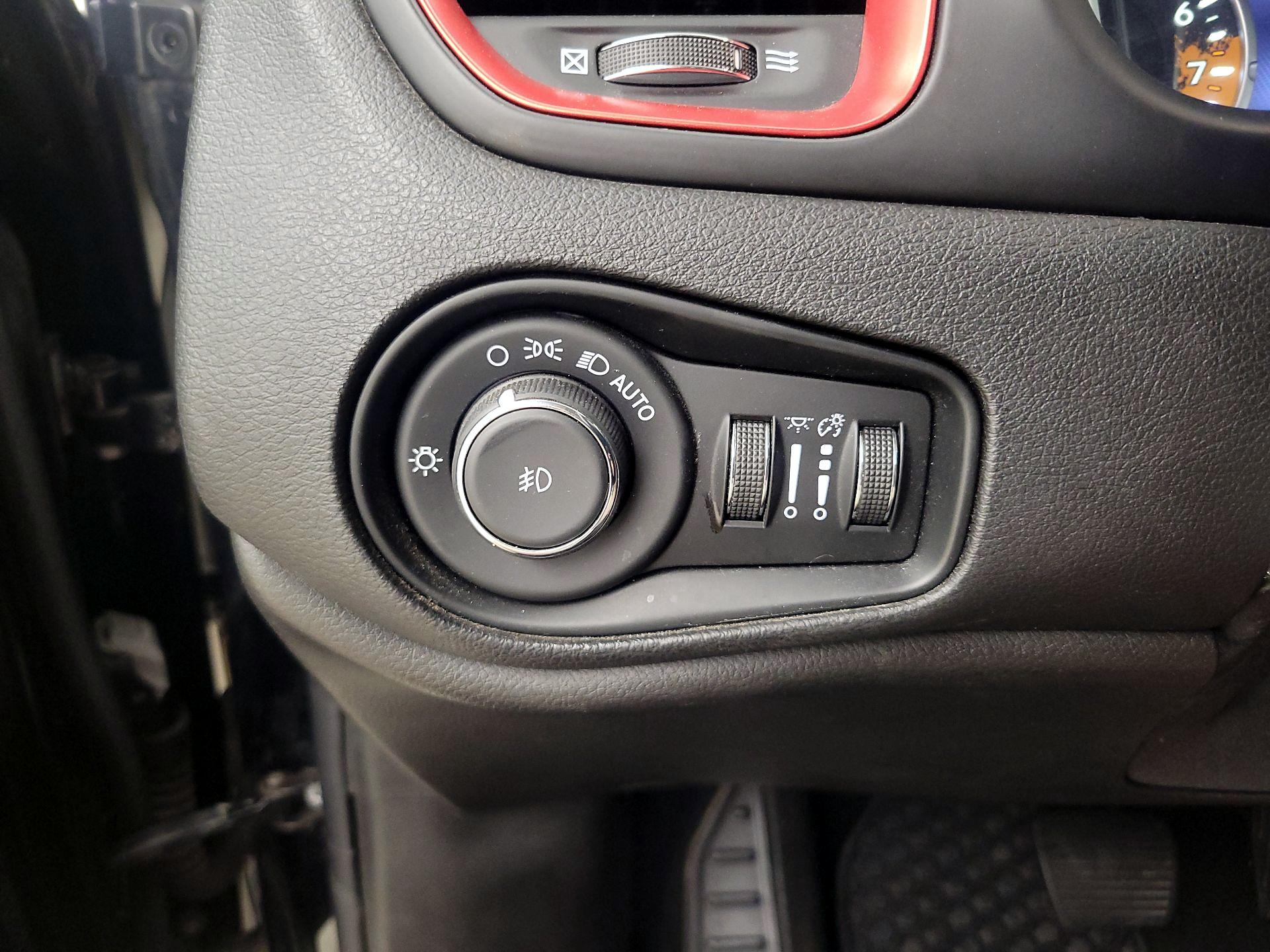 Thumbnail: 2017 Jeep Renegade - 13