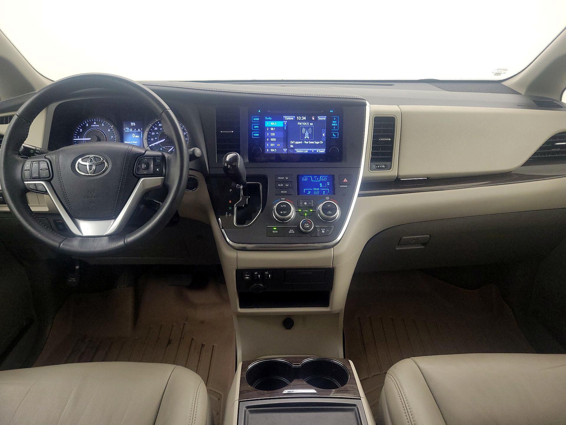Thumbnail: 2017 Toyota Sienna - 9