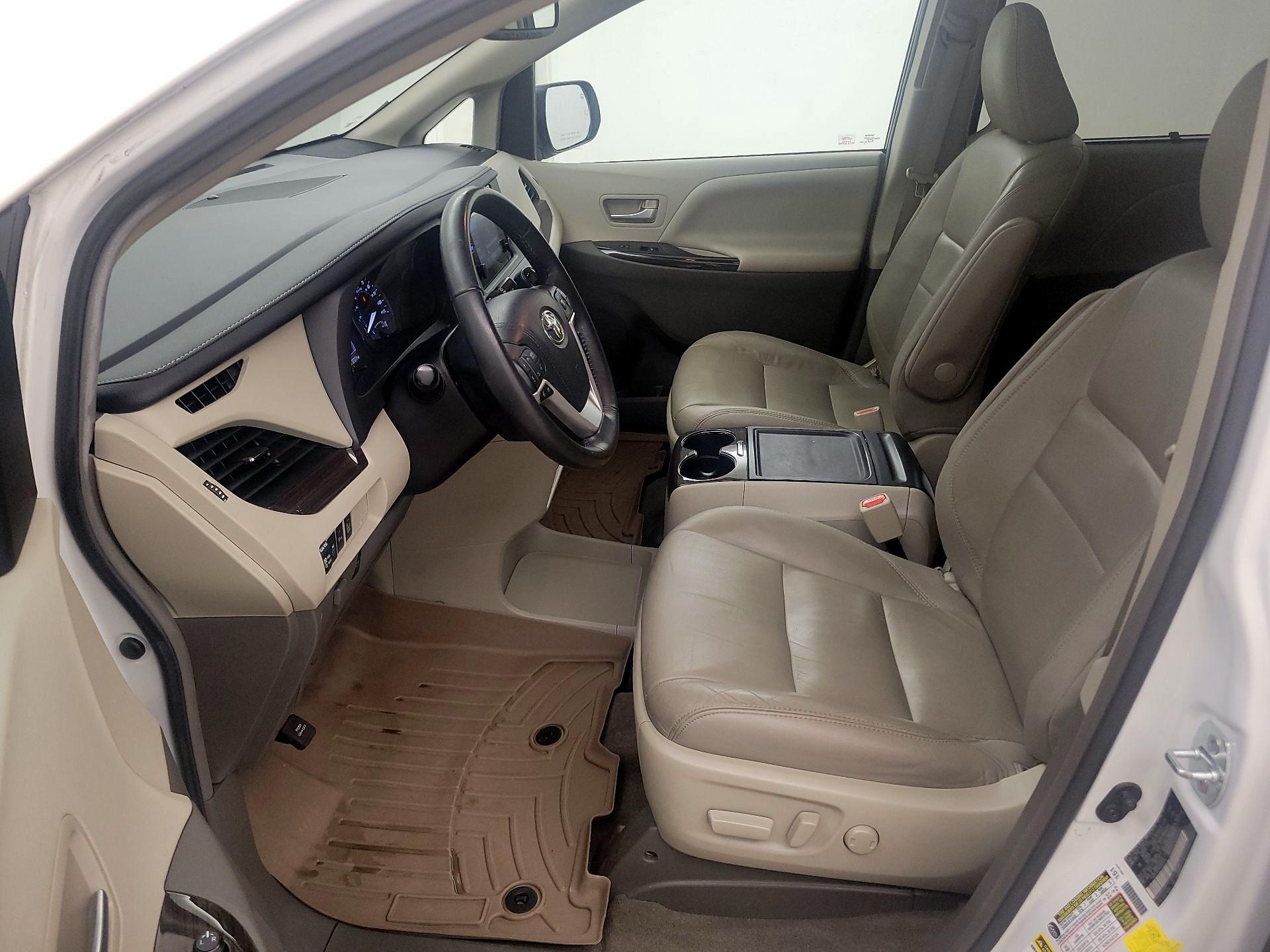 Thumbnail: 2017 Toyota Sienna - 11