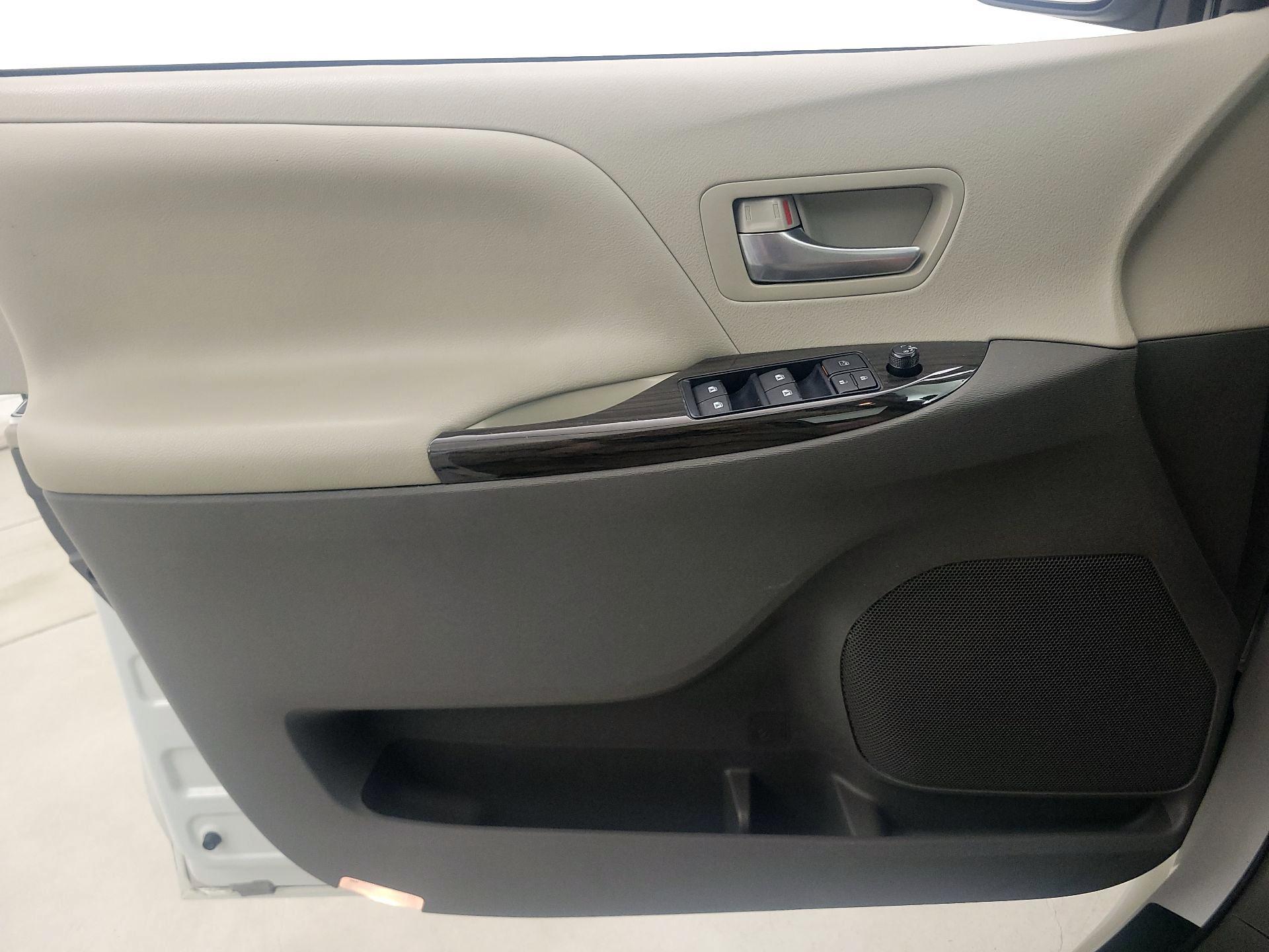 Thumbnail: 2017 Toyota Sienna - 12