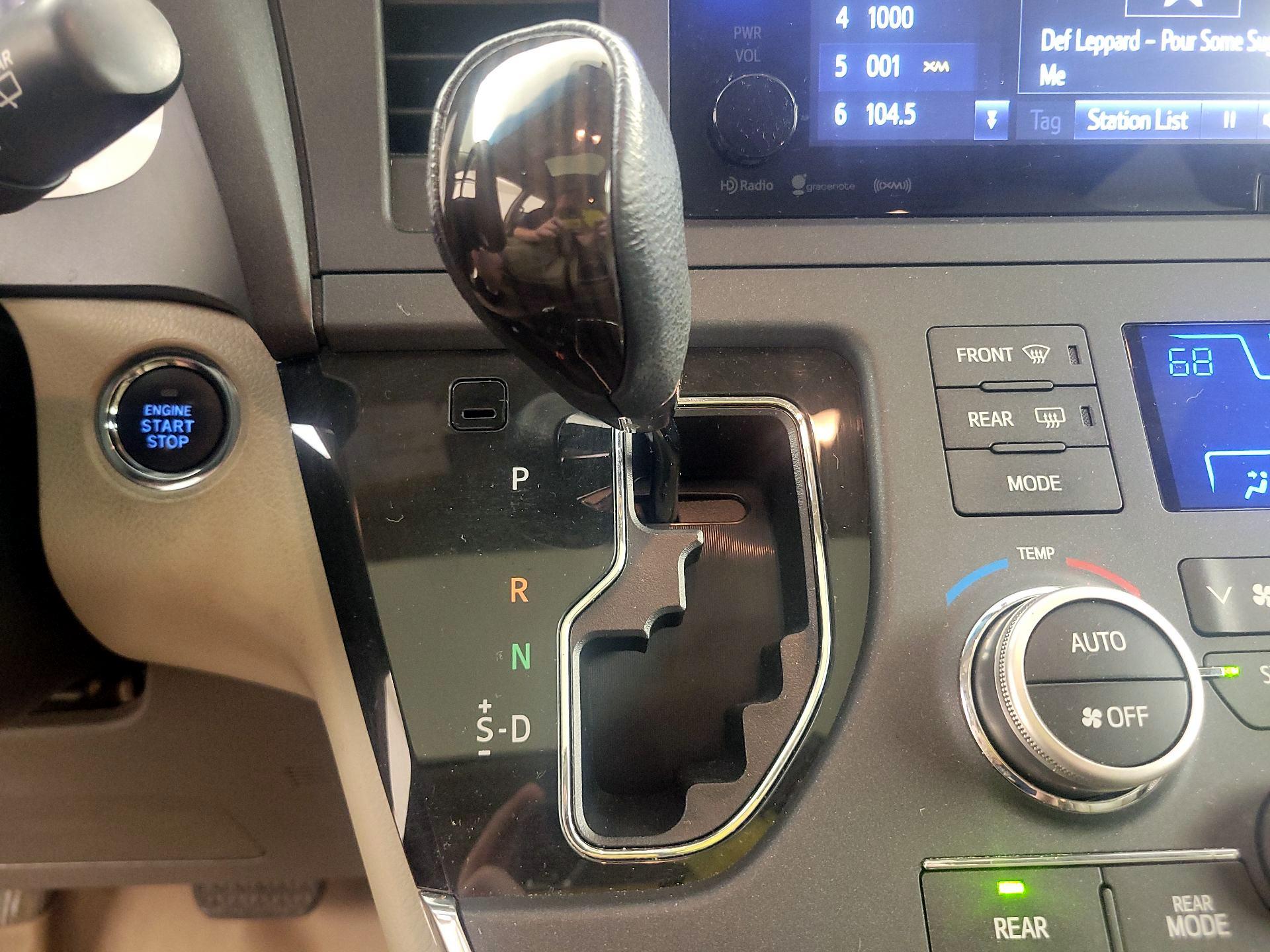Thumbnail: 2017 Toyota Sienna - 18