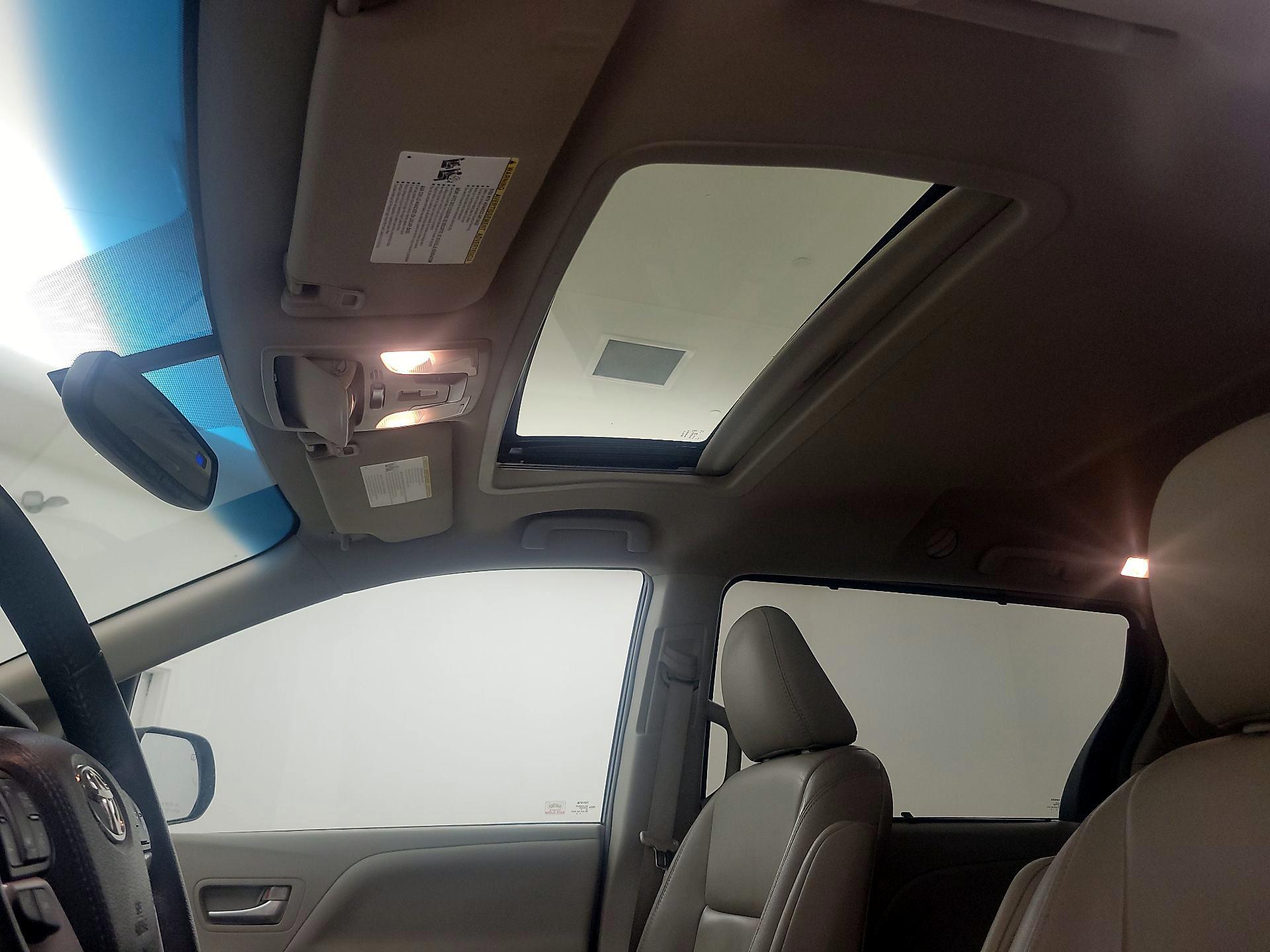 Thumbnail: 2017 Toyota Sienna - 19