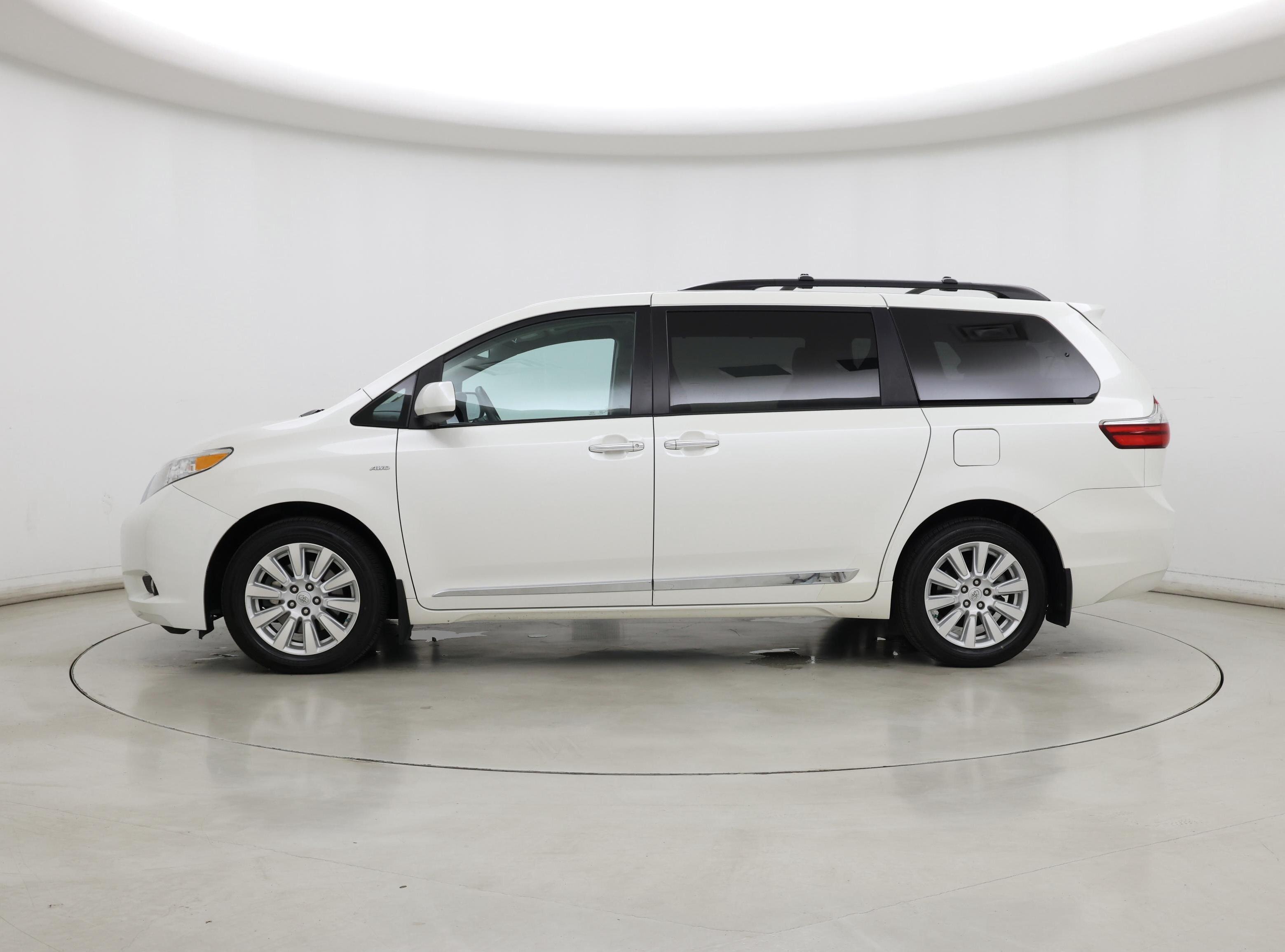 Thumbnail: 2017 Toyota Sienna - 3