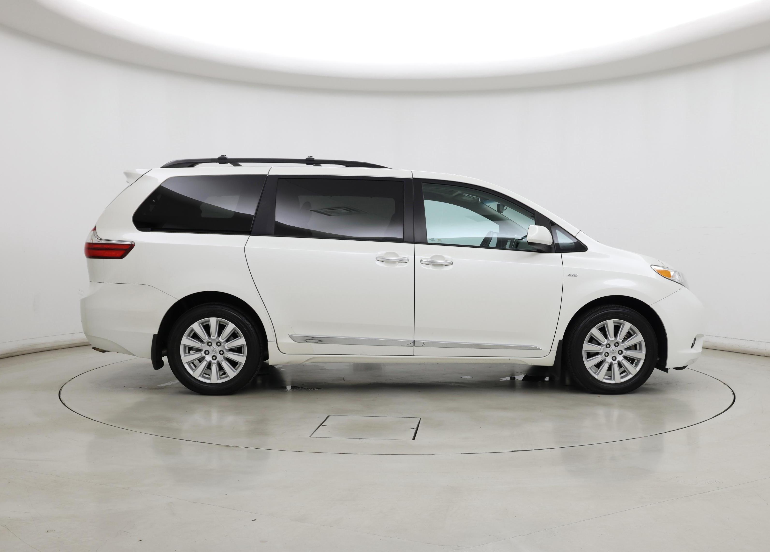 Thumbnail: 2017 Toyota Sienna - 7