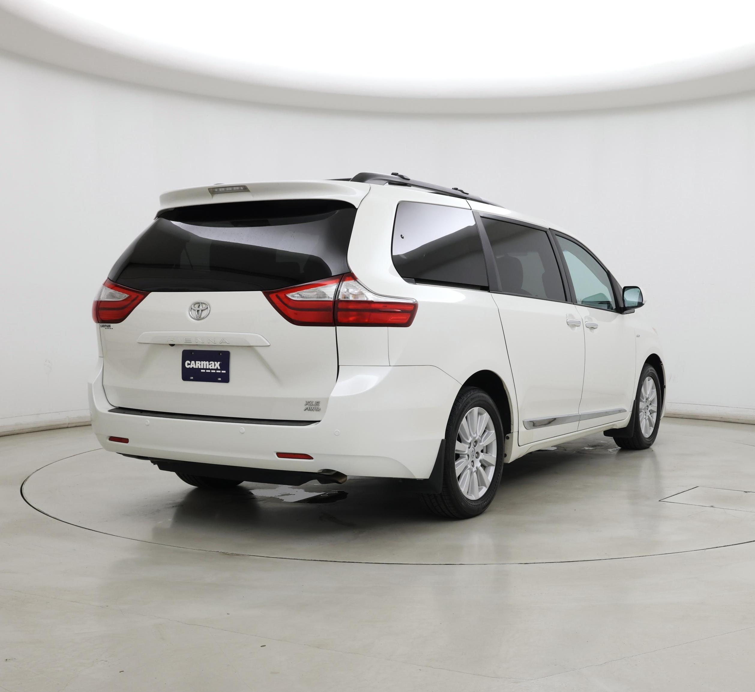 Thumbnail: 2017 Toyota Sienna - 8