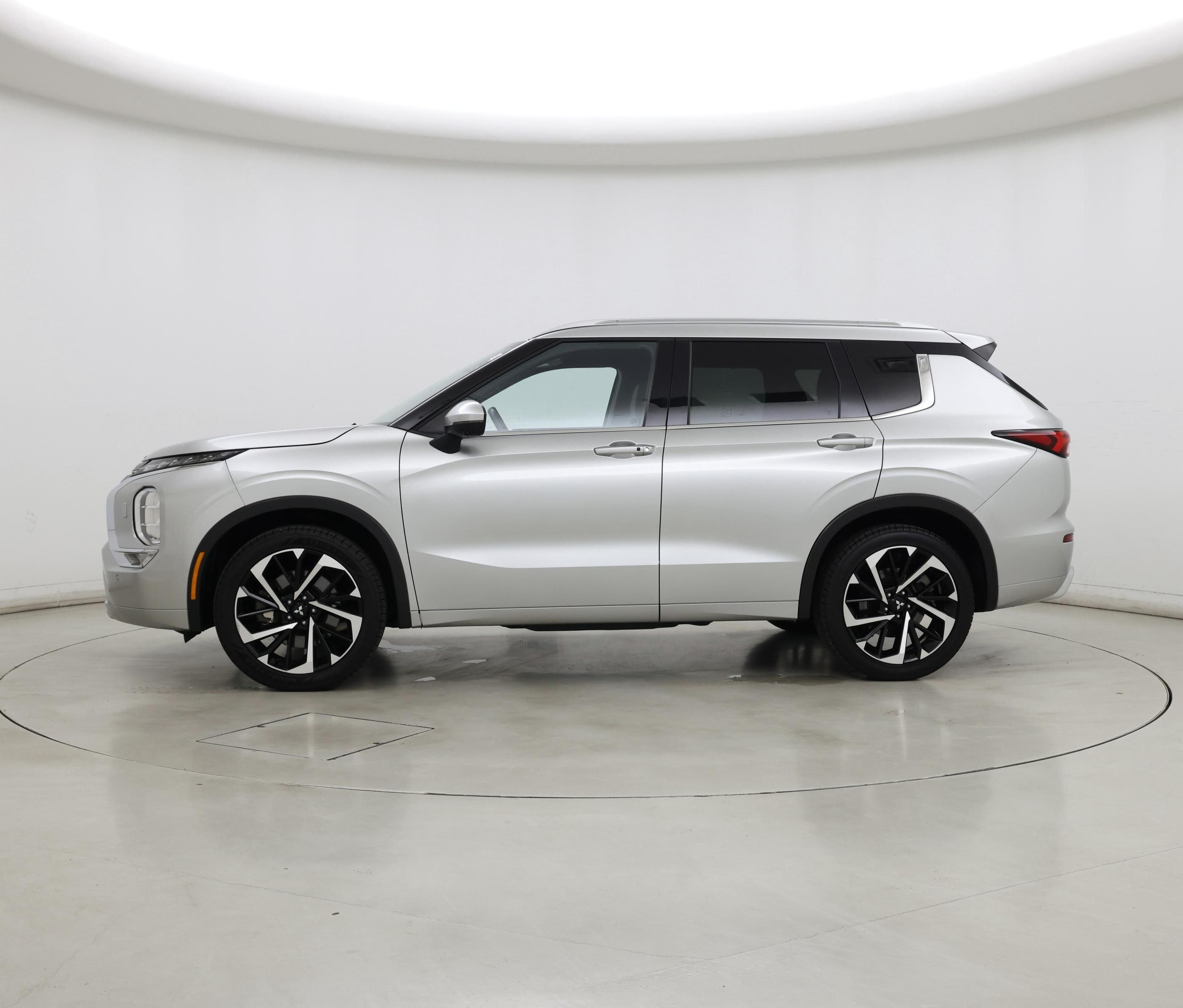 Thumbnail: 2022 Mitsubishi Outlander - 3